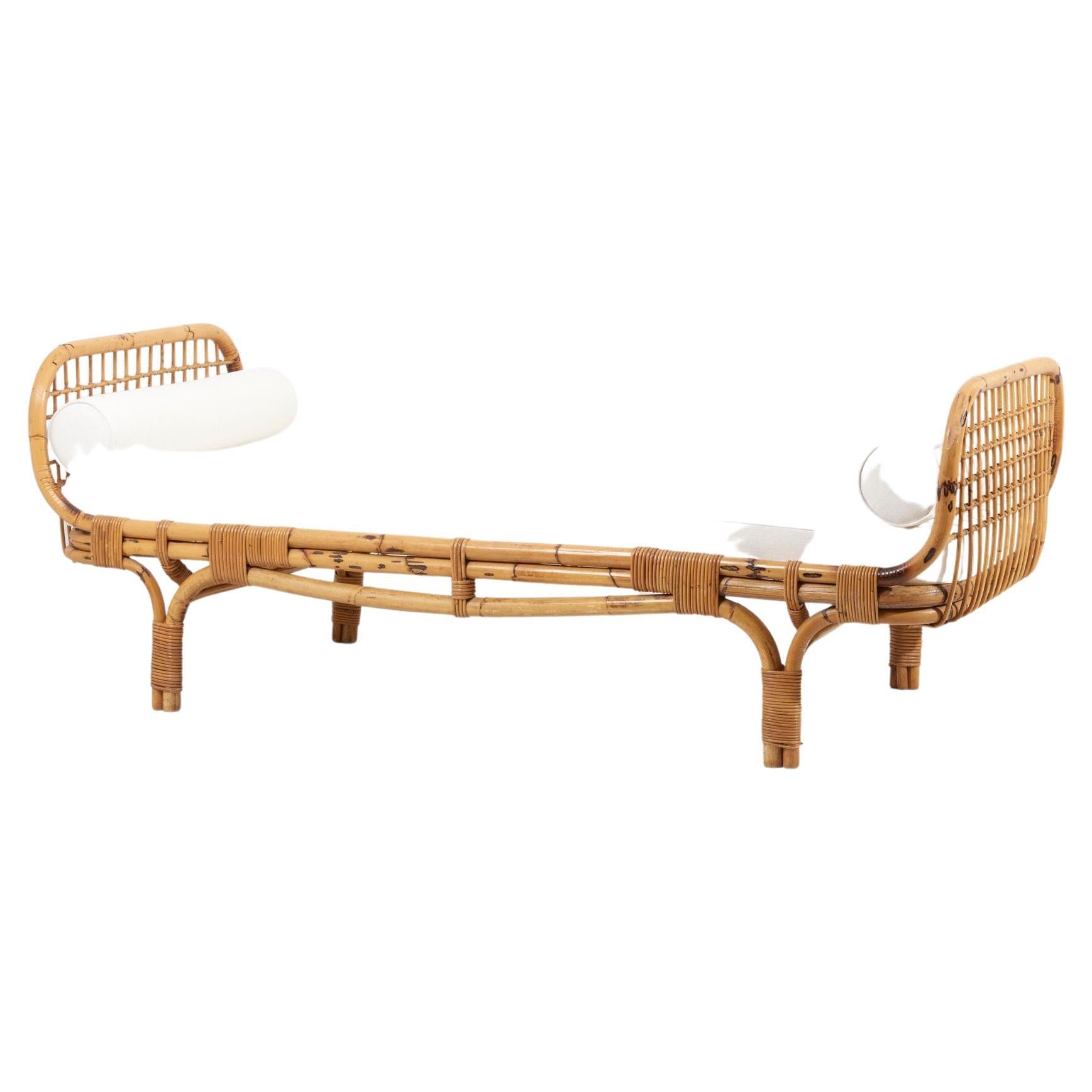 Daybed von Bonacina mit neu gepolstertem weißem Stoff. Der Preis gilt pro Stück.