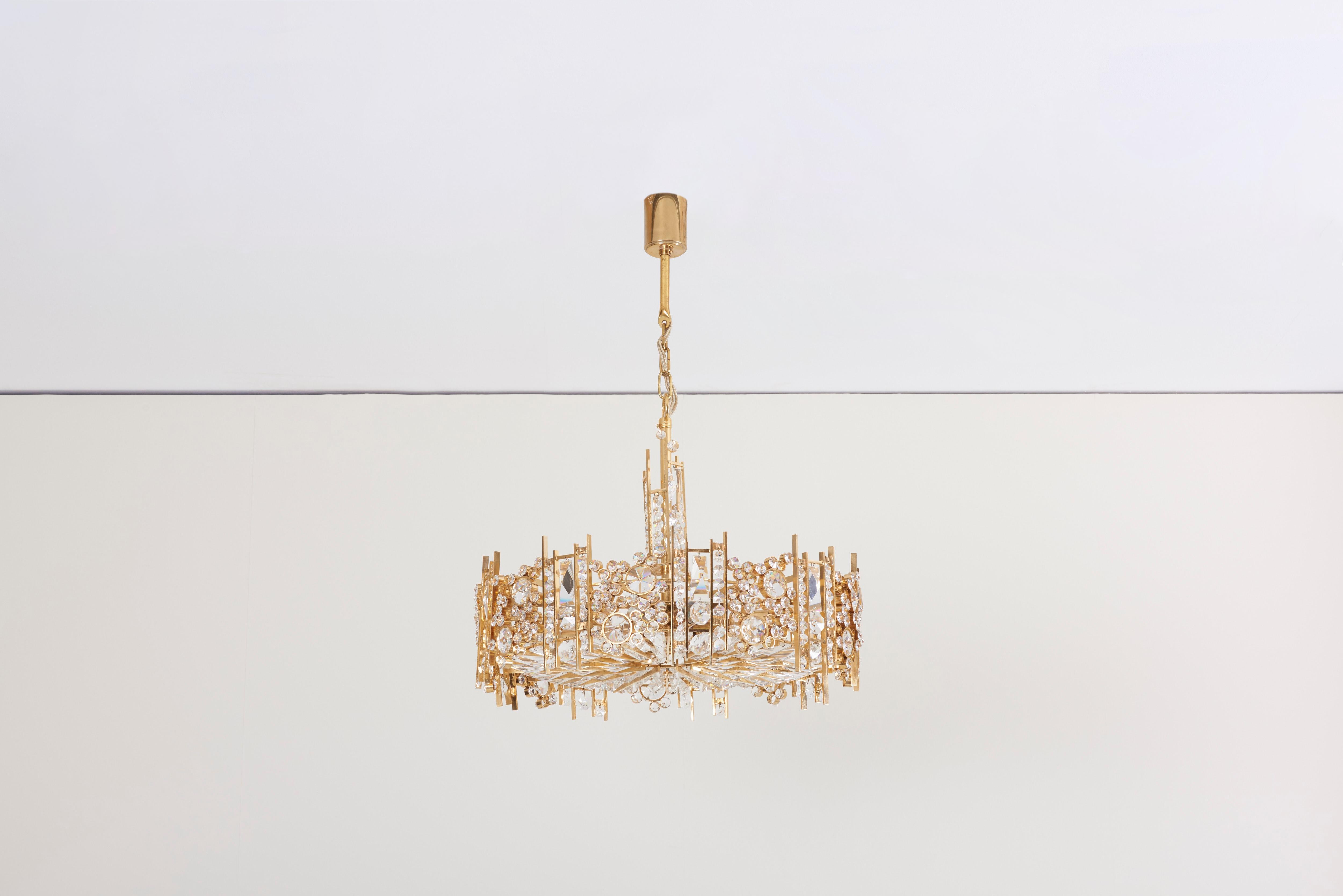 One of two outstanding Palwa chandeliers from the 1970s, Model S2601. The chandeliers are handmade and in excellent condition and float every room in a beautiful warm light. It is fitted with nine E14 bulbs. Longer chains can be provided.

To be