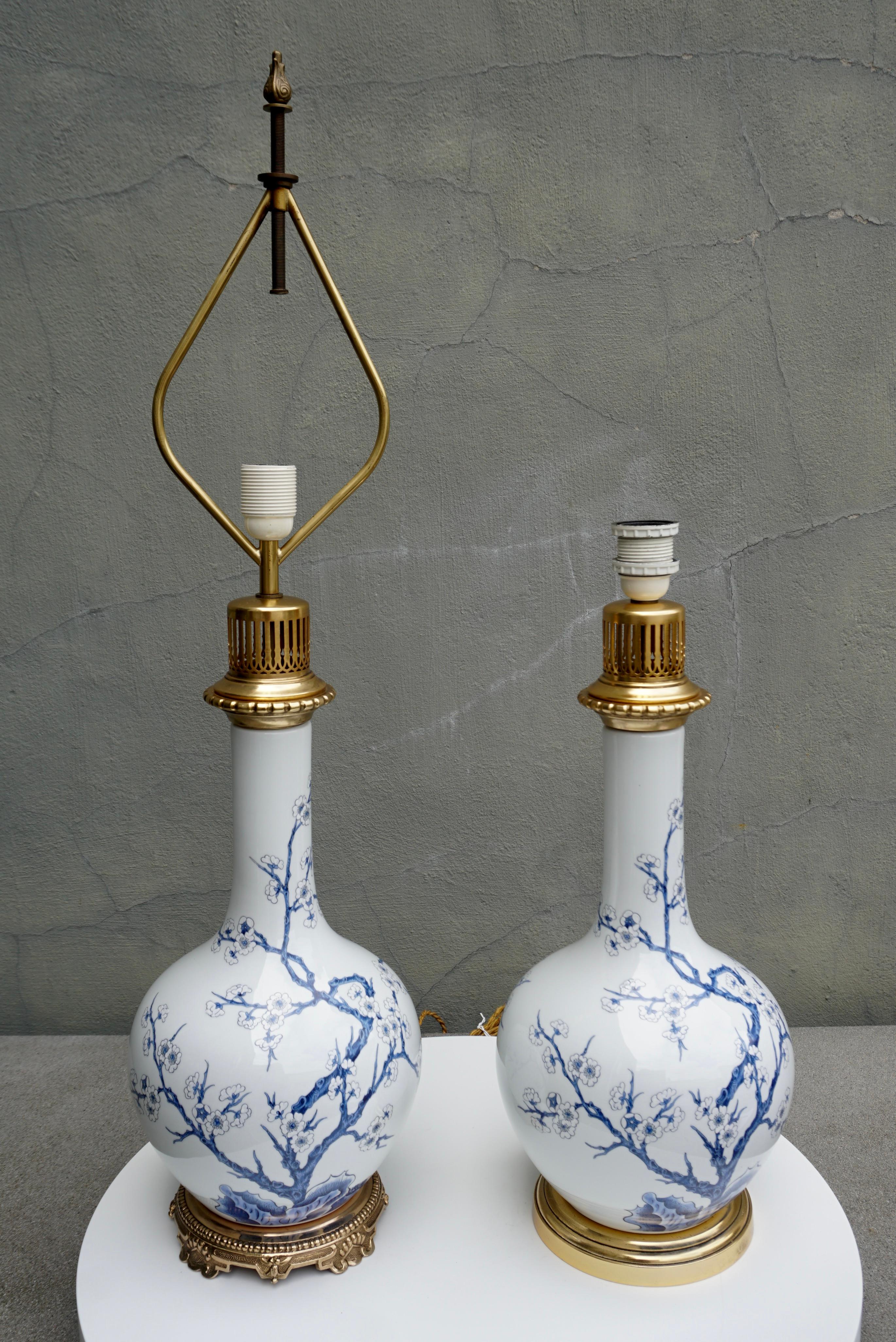 Eines von zwei Pariser Porzellan-Tischlampen mit blauen und weißen Blumen (Französisch) im Angebot
