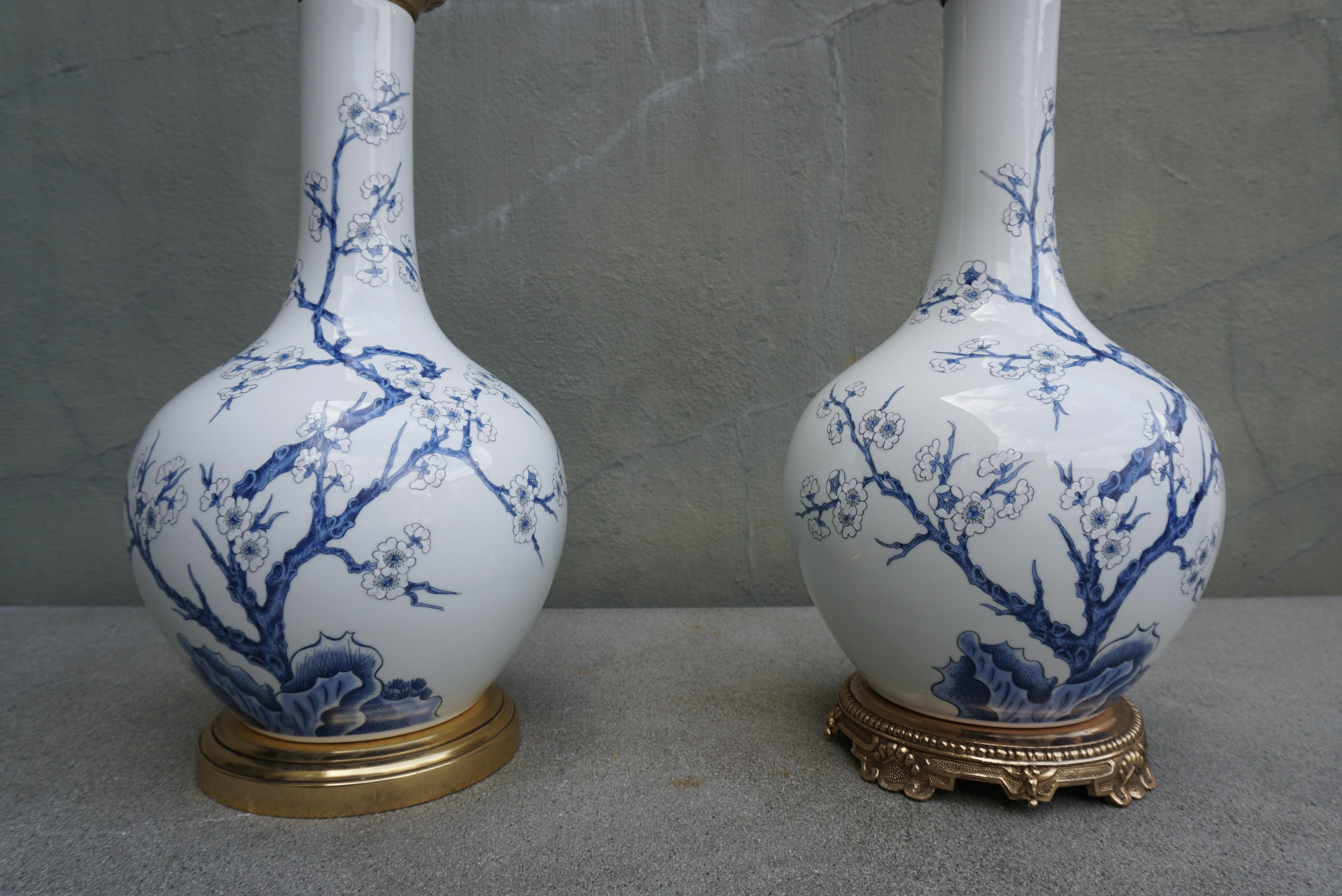 Doré L'une des deux lampes de table en porcelaine à fleurs bleues et blanches de Paris en vente