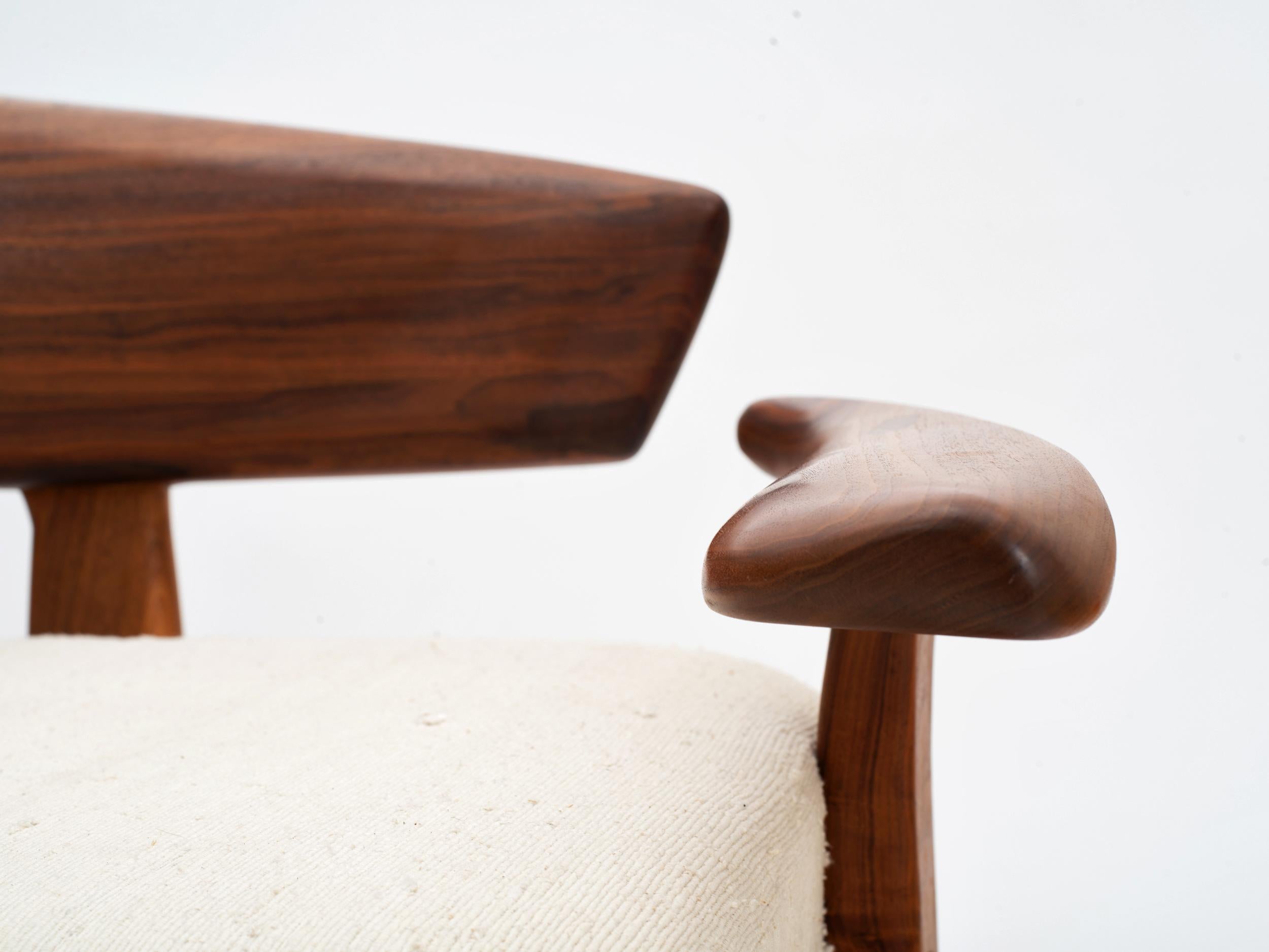 Canapé moderne unique de l'American Studio Craft Movement en noyer noir et soie brute en vente 3