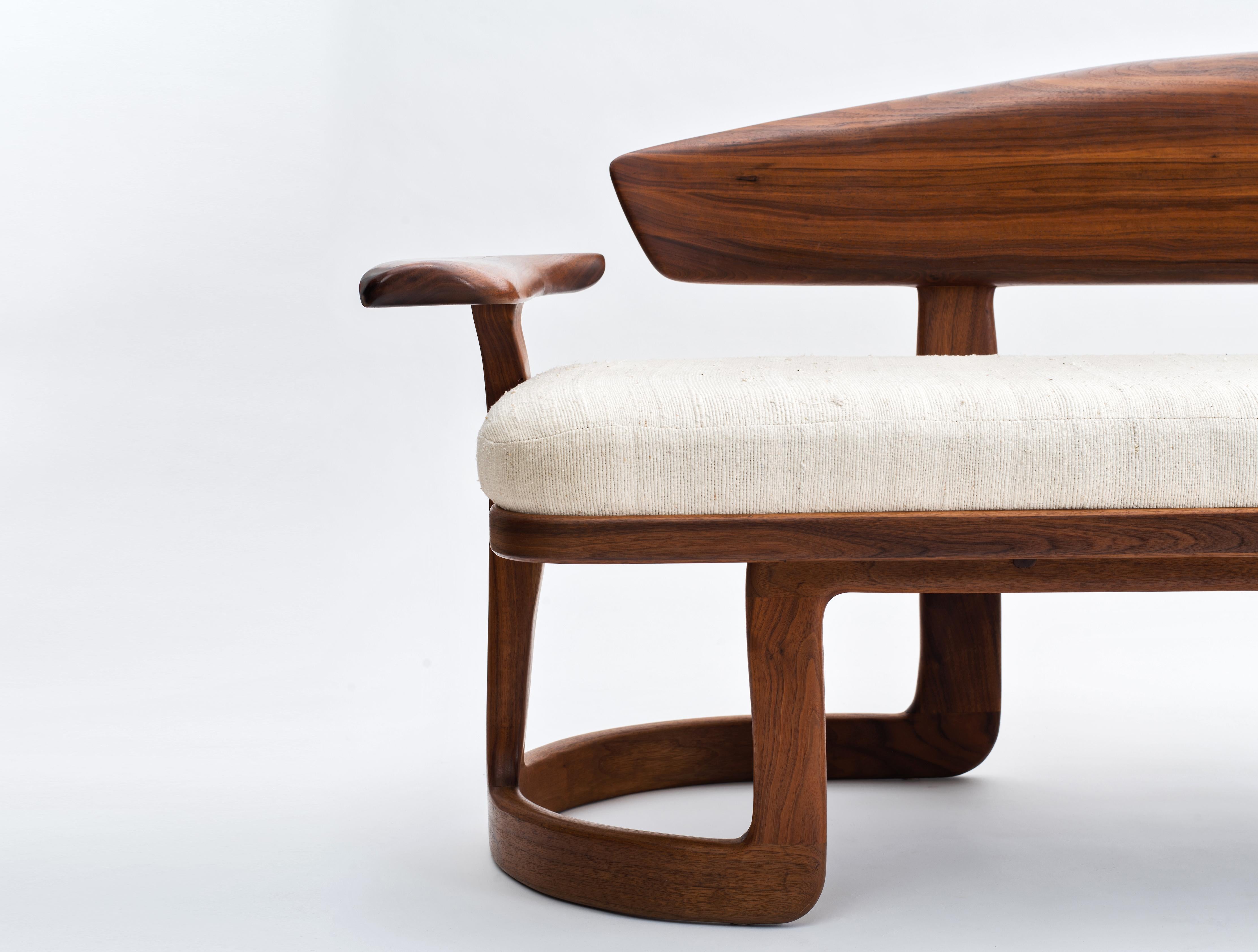 Canapé moderne unique de l'American Studio Craft Movement en noyer noir et soie brute en vente 4