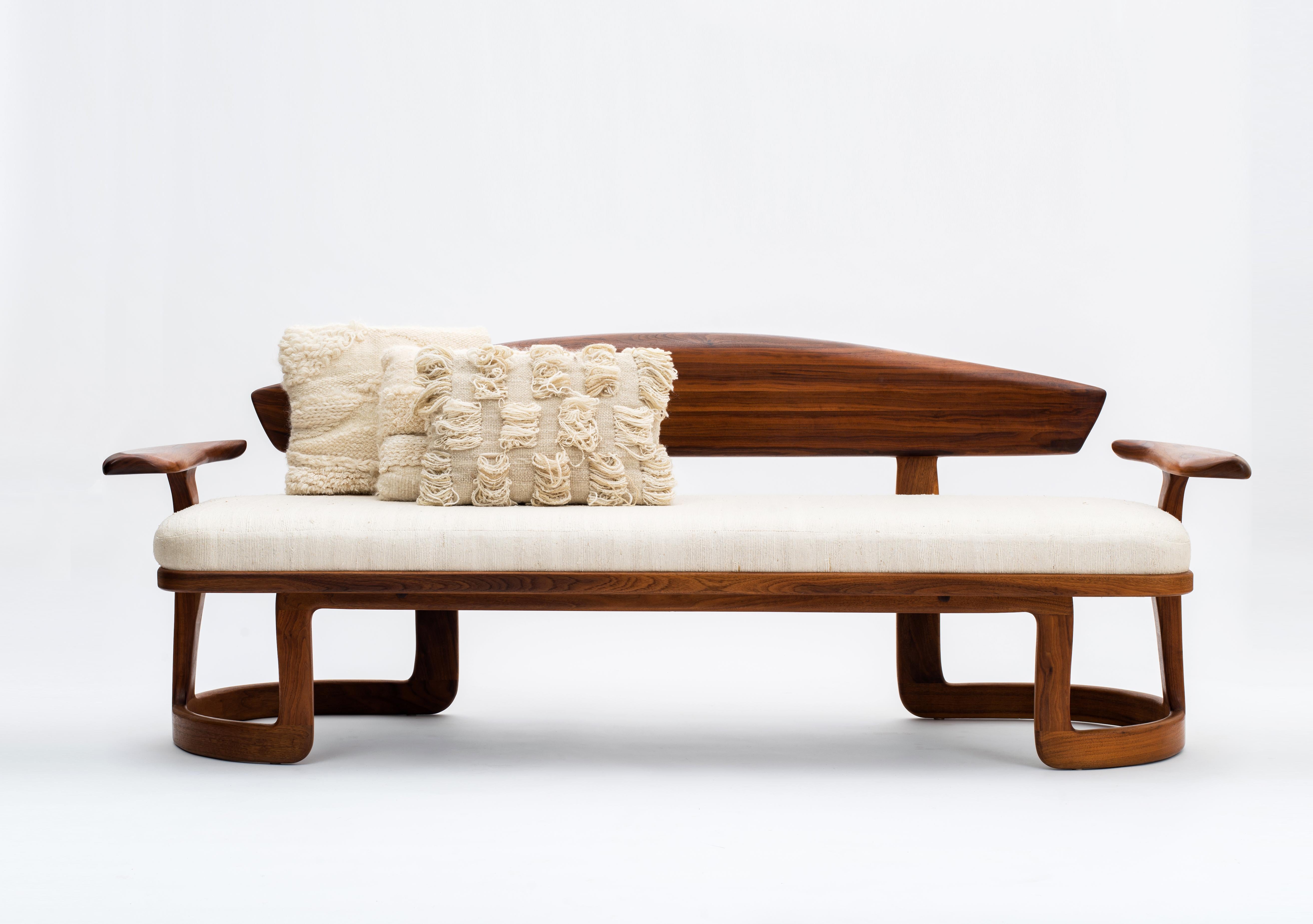 Canapé moderne unique de l'American Studio Craft Movement en noyer noir et soie brute en vente 8