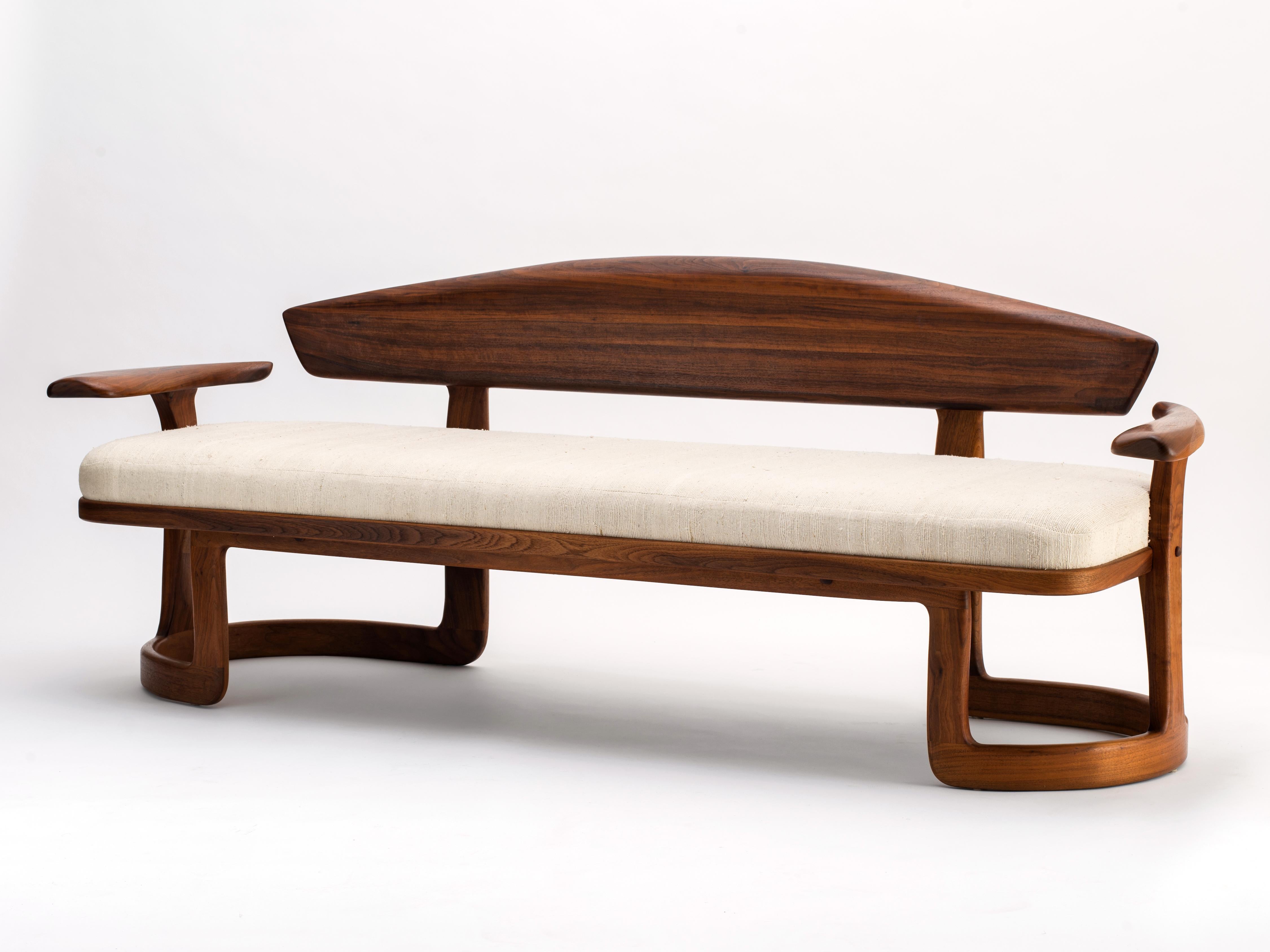 Moderne Canapé moderne unique de l'American Studio Craft Movement en noyer noir et soie brute en vente
