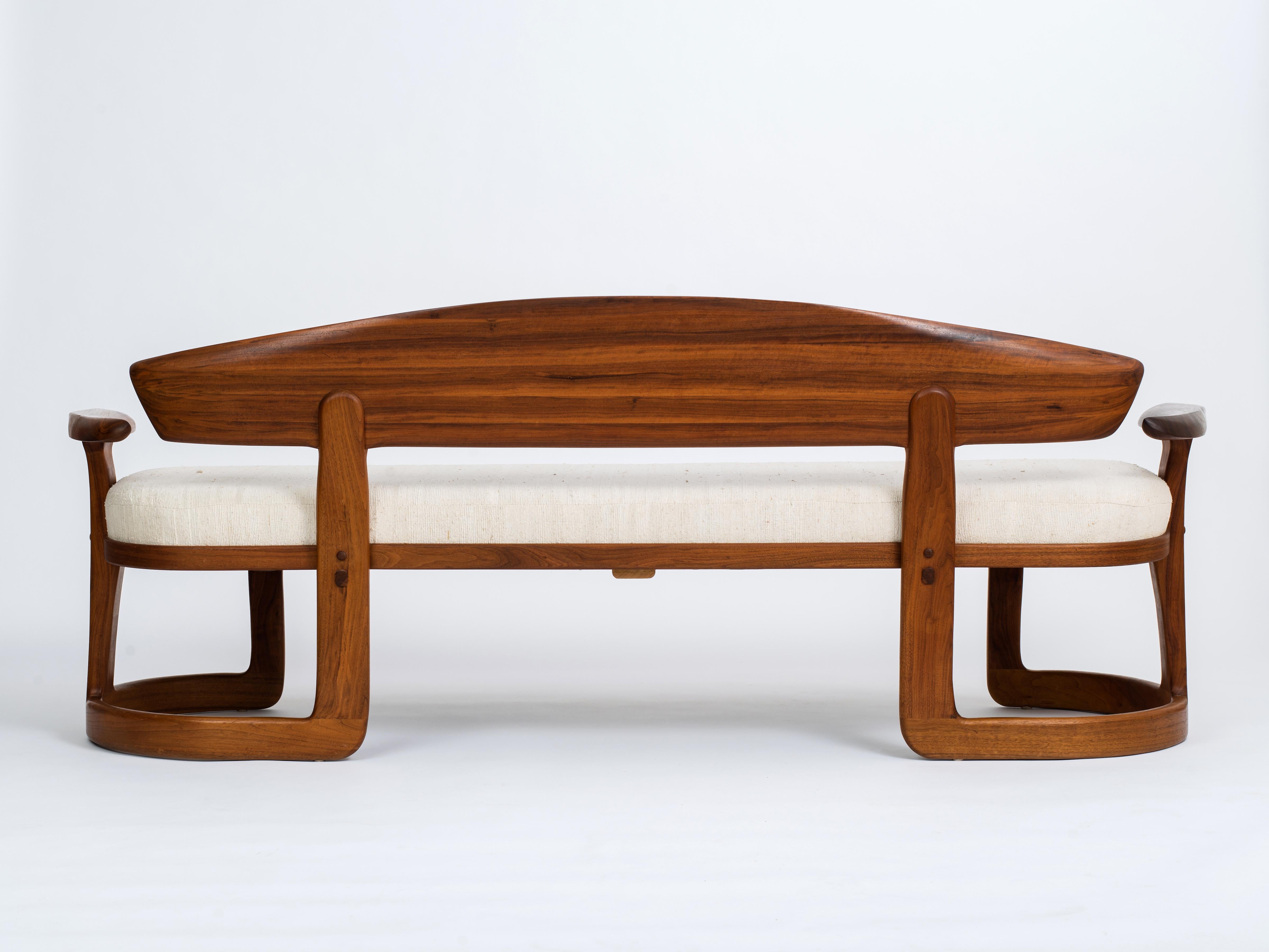 Américain Canapé moderne unique de l'American Studio Craft Movement en noyer noir et soie brute en vente