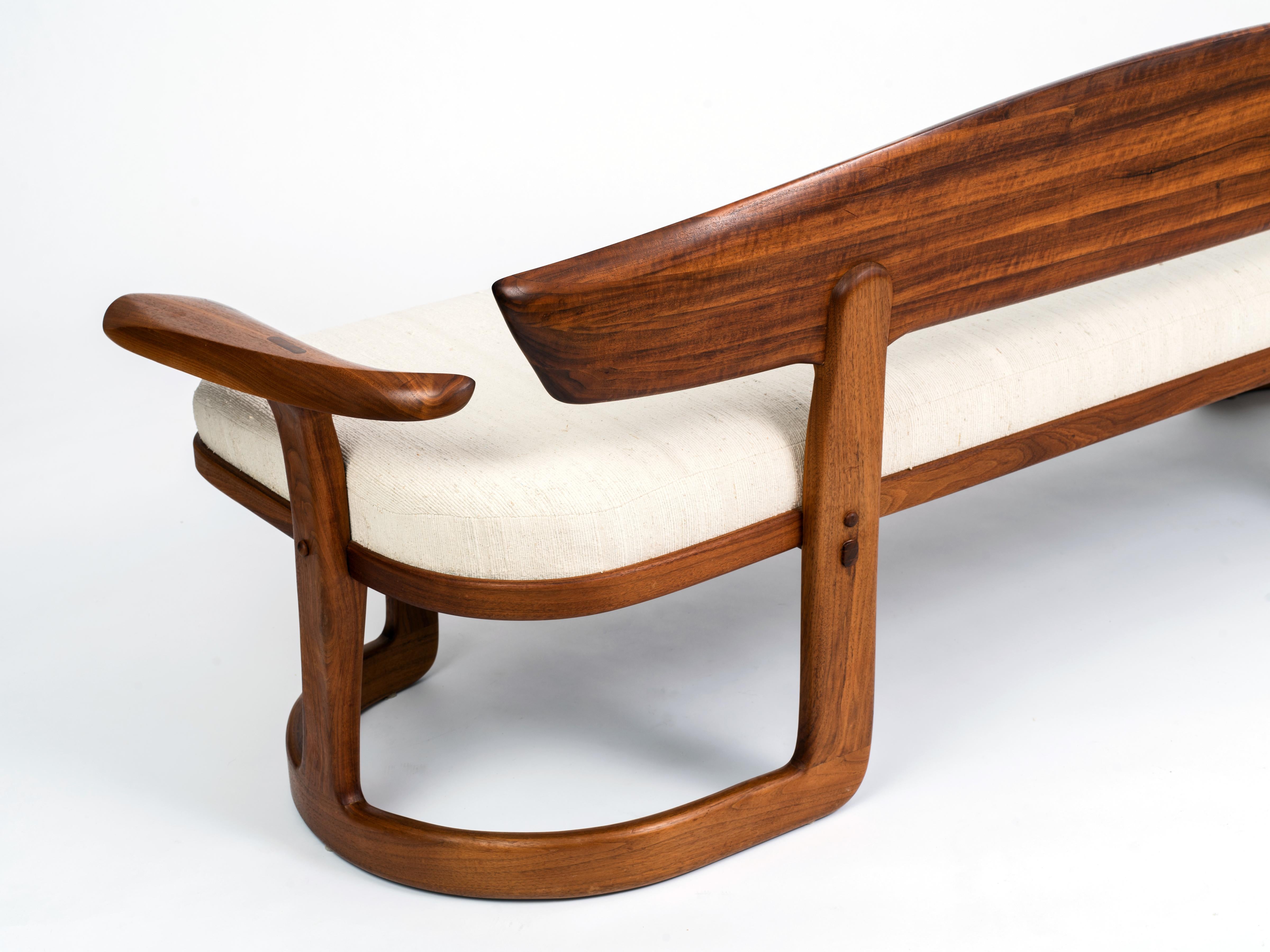 Canapé moderne unique de l'American Studio Craft Movement en noyer noir et soie brute Bon état - En vente à Brooklyn, NY