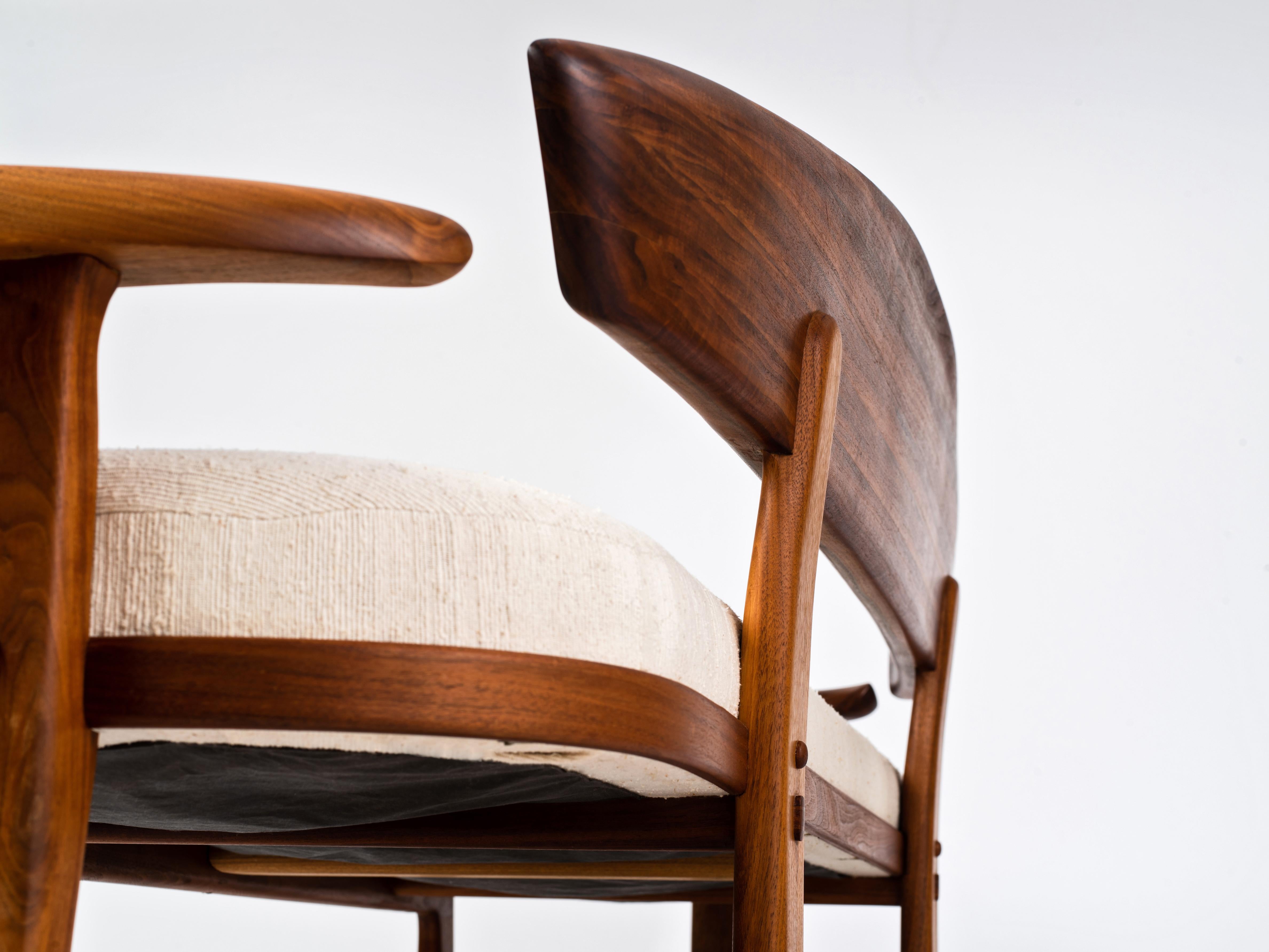 20ième siècle Canapé moderne unique de l'American Studio Craft Movement en noyer noir et soie brute en vente
