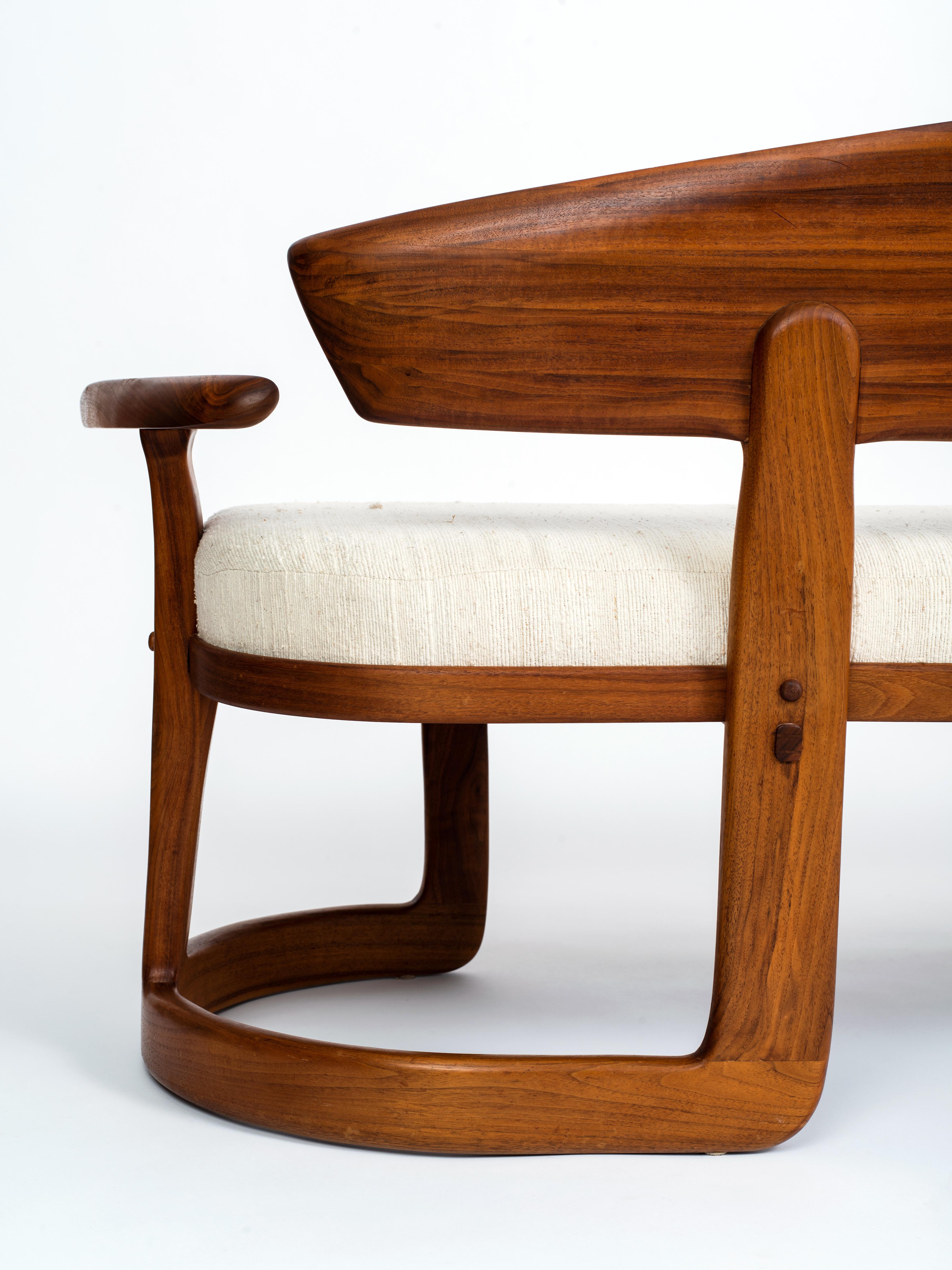 Soie Canapé moderne unique de l'American Studio Craft Movement en noyer noir et soie brute en vente