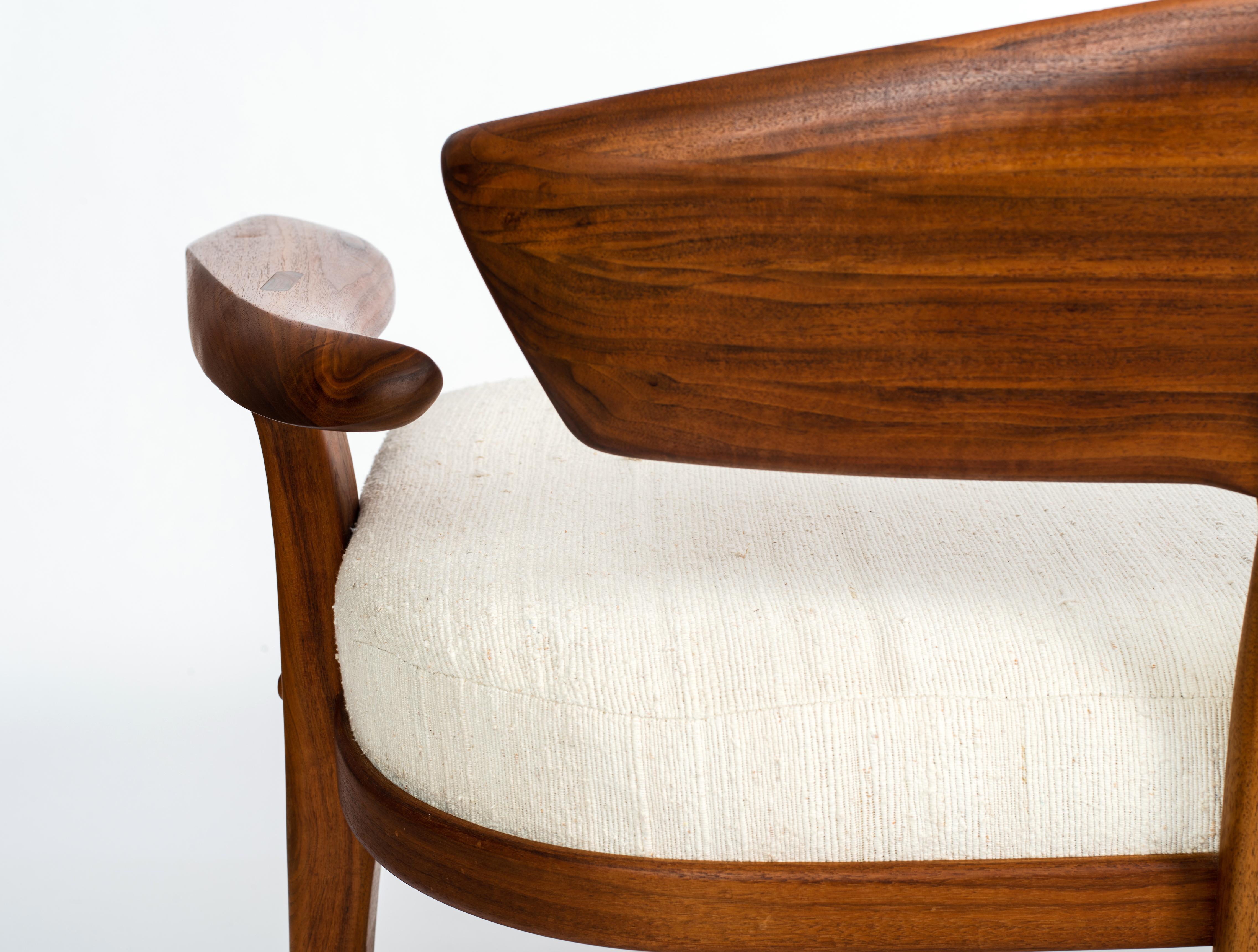 Canapé moderne unique de l'American Studio Craft Movement en noyer noir et soie brute en vente 2