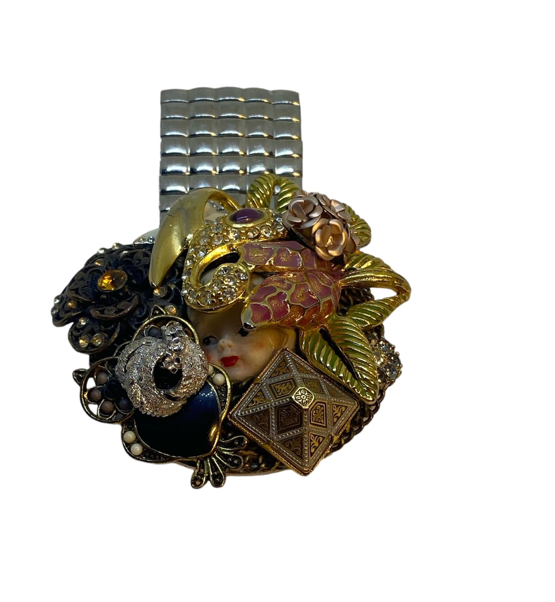 Ce bracelet est une pièce unique créée pour Ludmila Navarro, artiste et créatrice de bijoux. Un bijou entièrement fait à la main qui a été créé sur une montre vintage flex let band en acier inoxydable et à partir d'un processus durable au cours