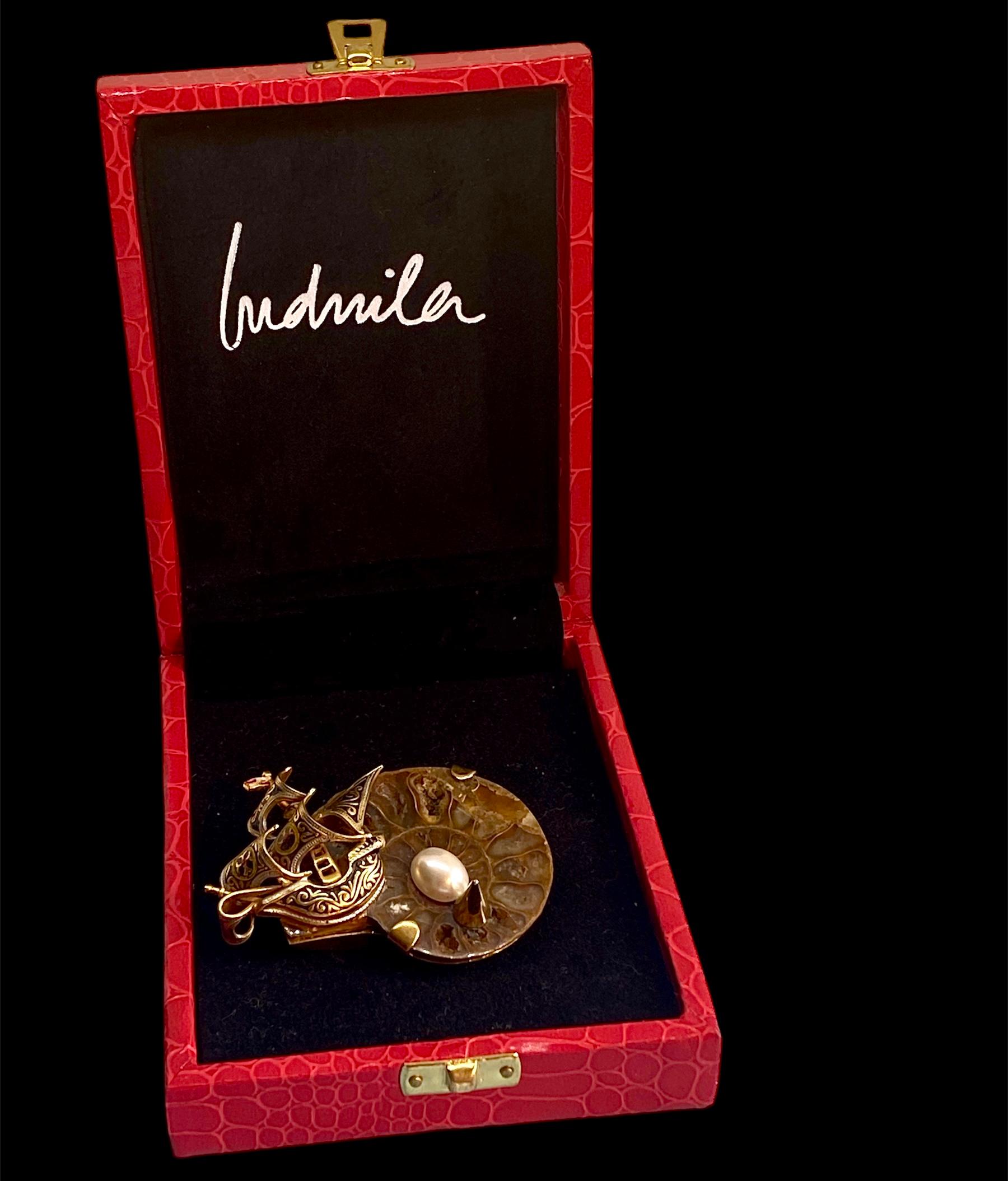 Einzigartige Brosche Handgefertigt & hoch Upcycling Fossil vergoldete Bronze Vintage Perle Vintage Perle (Tropfenschliff) im Angebot