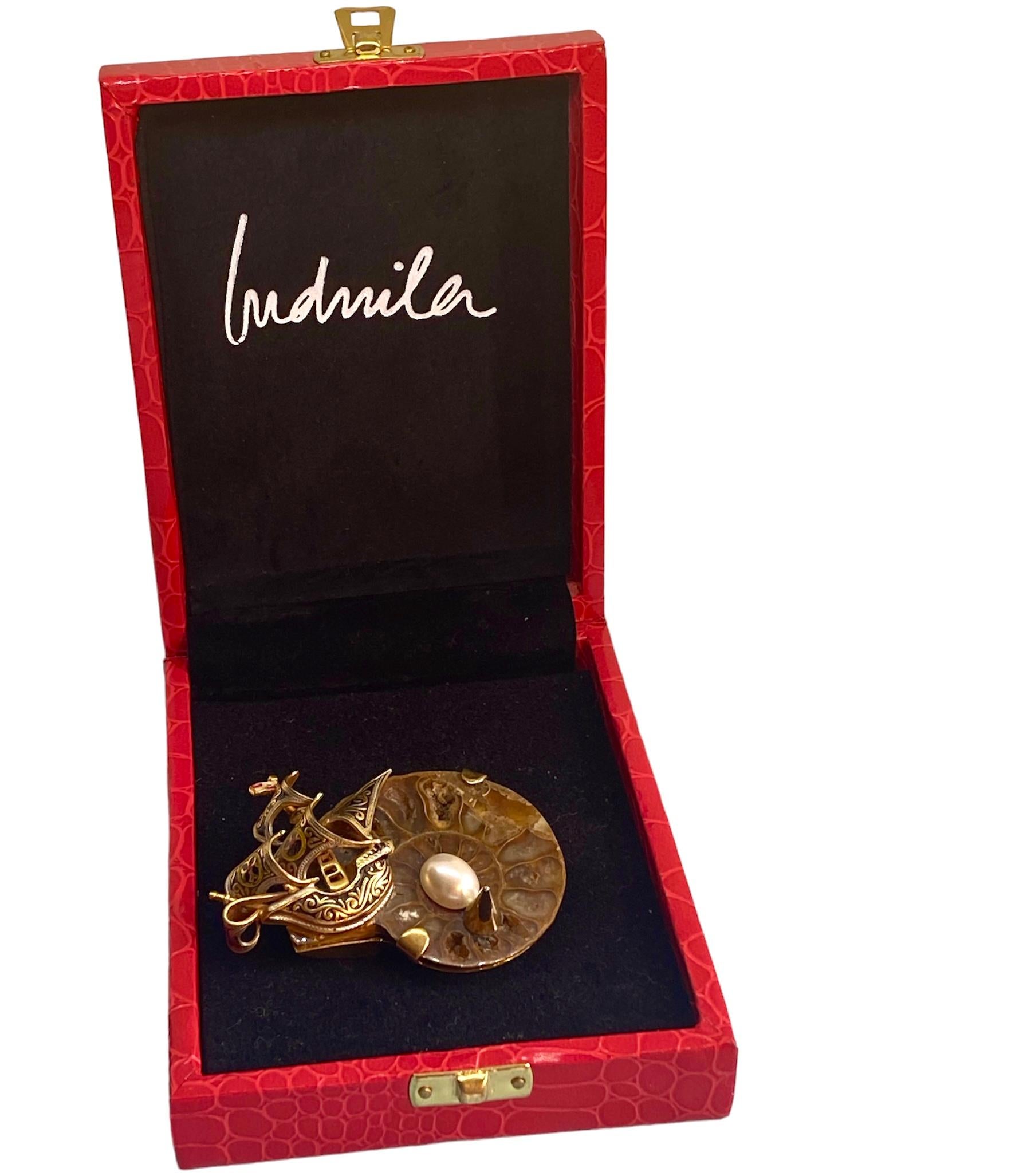 Einzigartige Brosche Handgefertigt & hoch Upcycling Fossil vergoldete Bronze Vintage Perle Vintage Perle im Angebot 1