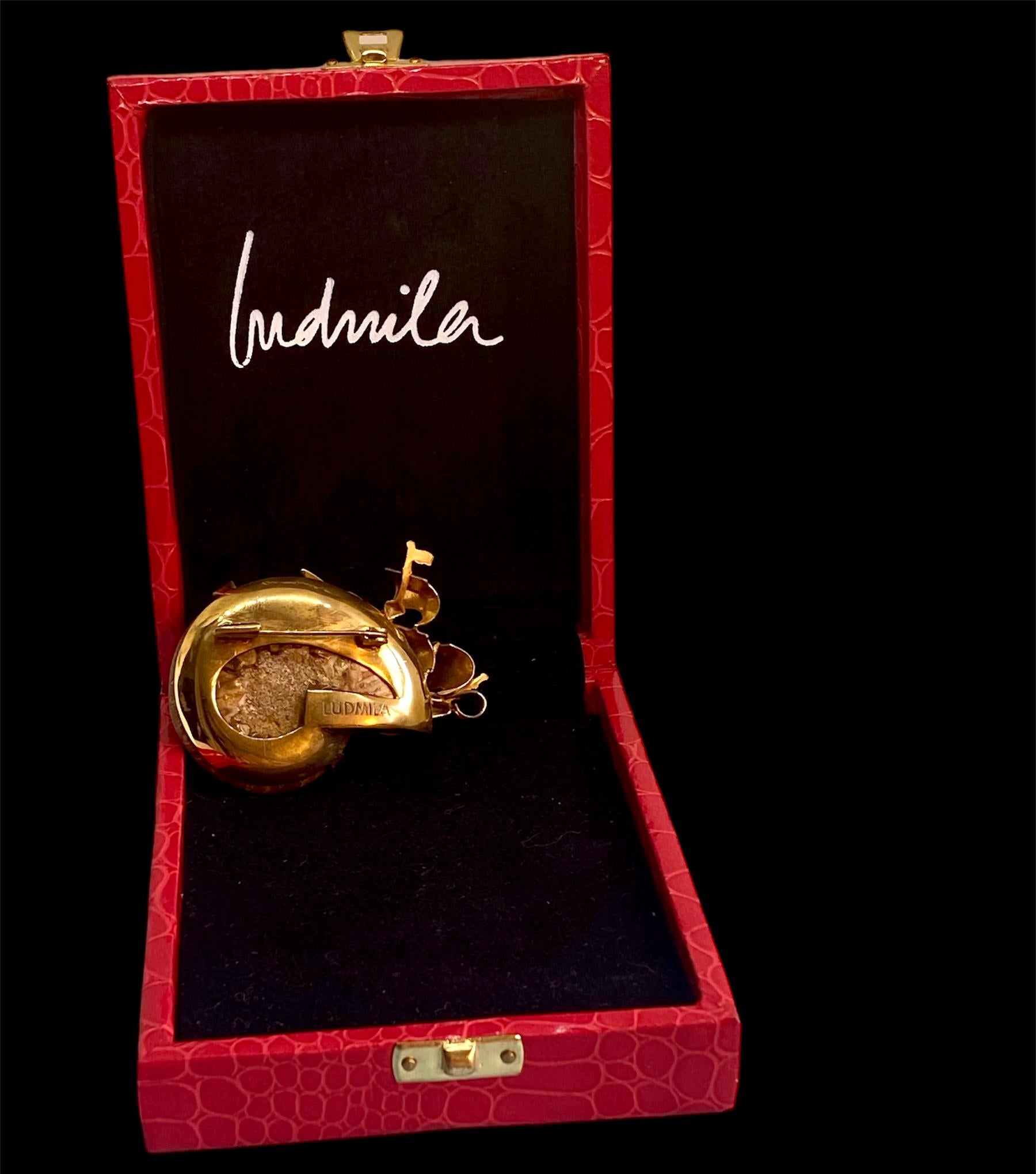 Einzigartige Brosche Handgefertigt & hoch Upcycling Fossil vergoldete Bronze Vintage Perle Vintage Perle im Angebot 3