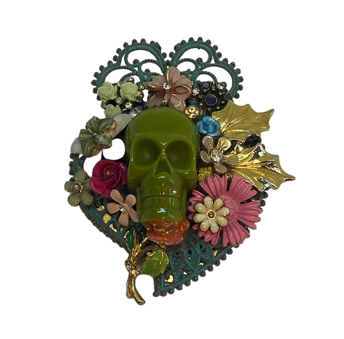 This brooch-pendant is a unique piece created for Ludmila Navarro, fine artist & jewellery designer. A totally handmade jewel which it was created from a sustainable process during which she recovers and improves several antique and vintage jewels