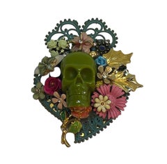 Spilla One Off. Upcycling elevato. Realizzato a mano. Bronzo placcato oro e elementi vintage.