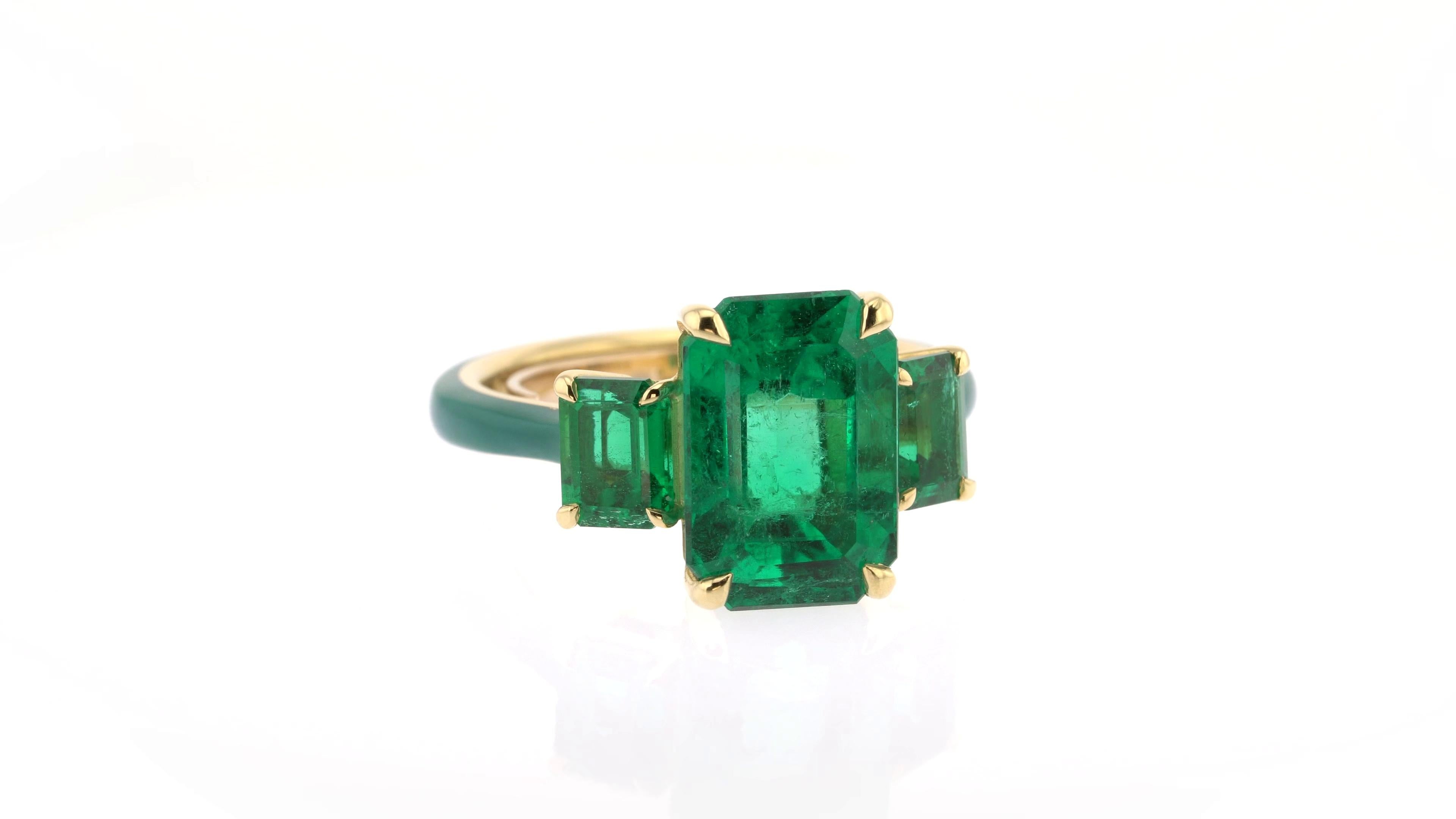 Contemporary 5.29 Carats Emerald Ring in Yellow Gold with Ceramic Detail