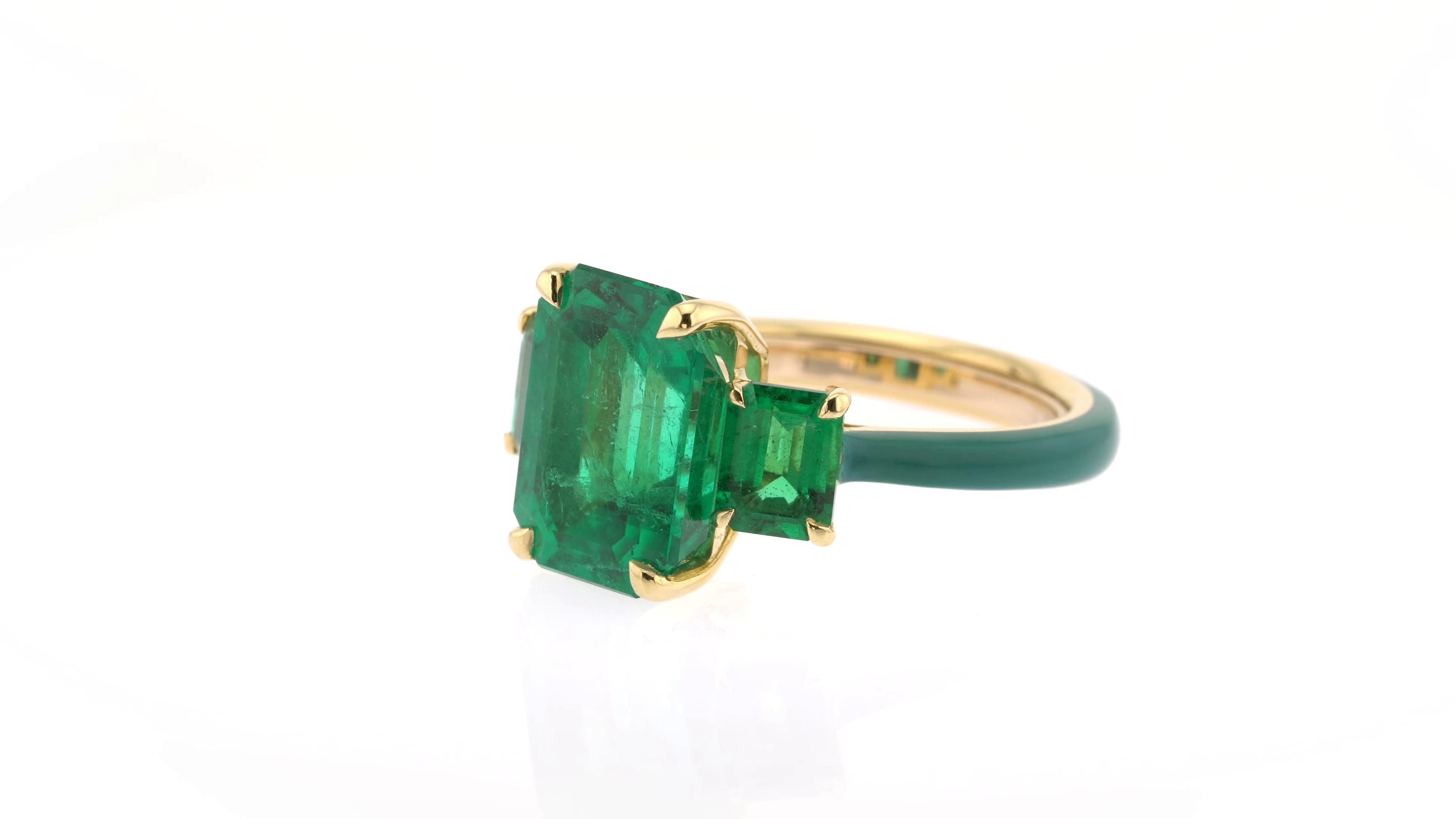 5.29 Carats Emerald Ring in Yellow Gold with Ceramic Detail In New Condition In London, GB