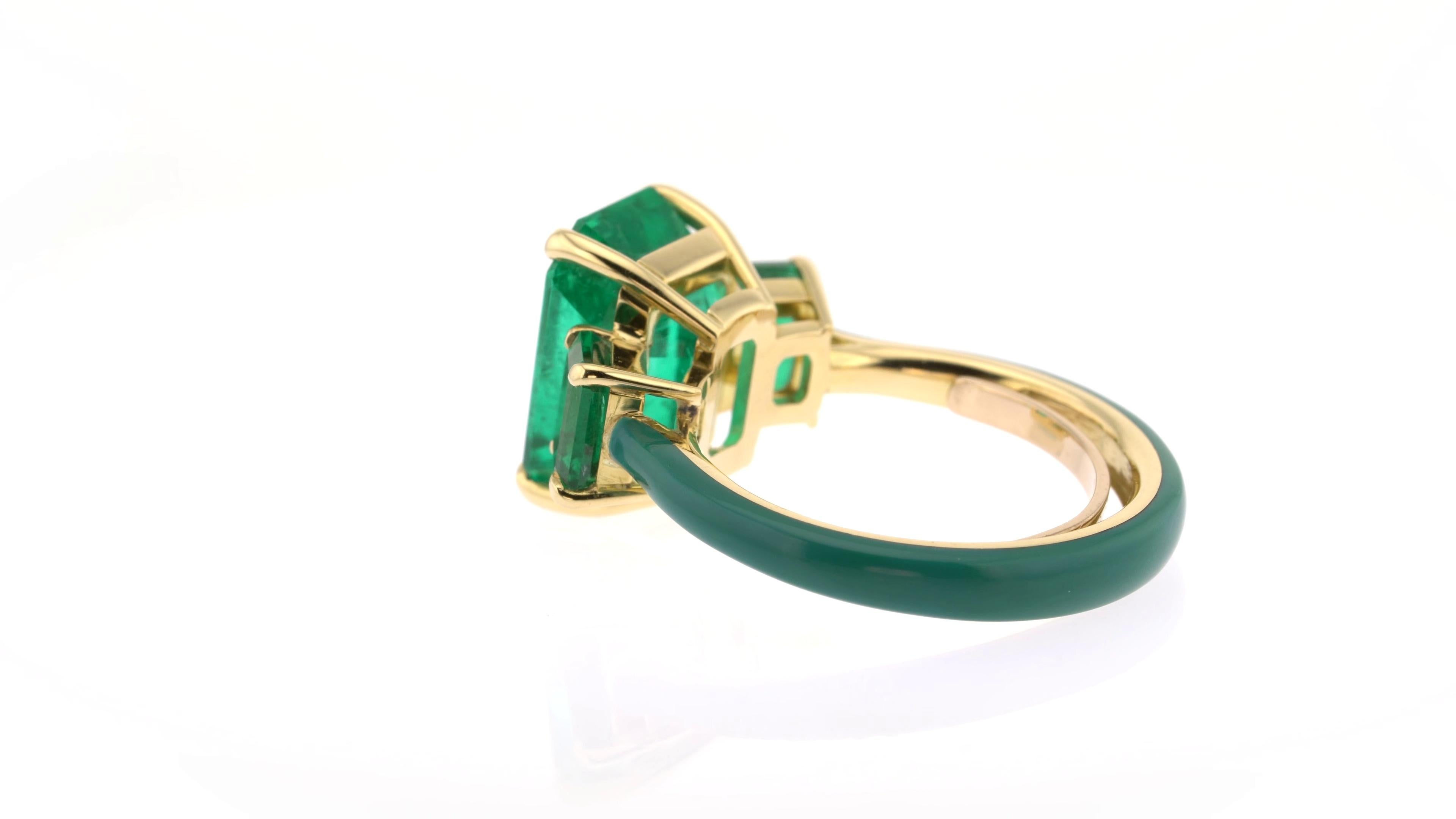 5.29 Carats Emerald Ring in Yellow Gold with Ceramic Detail 1