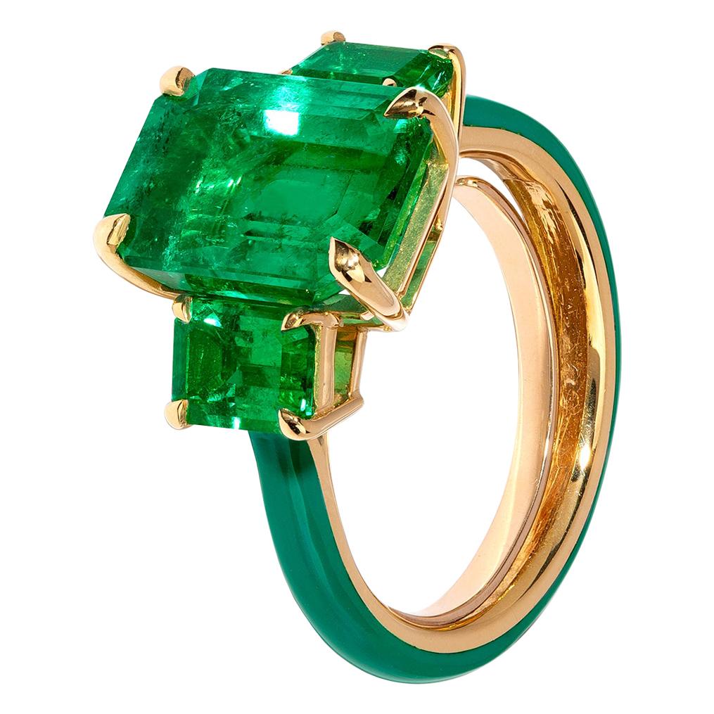 5.29 Carats Emerald Ring in Yellow Gold with Ceramic Detail