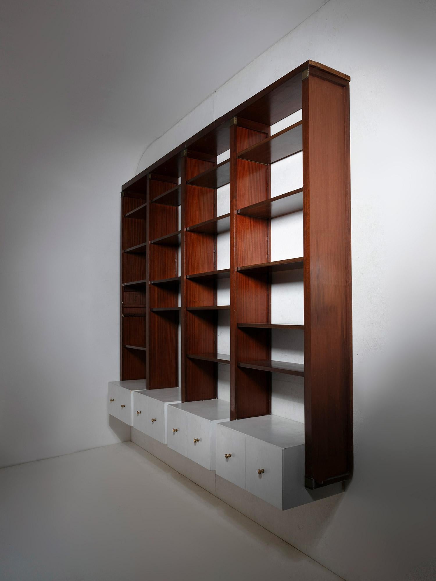 Großes, einmaliges Bücherregal von Anselmo (Nini) Vitale.
Hängestück mit unteren Schubladen. 
Verstellbare Regale mit beweglichen, versteckten Messingschienen.
