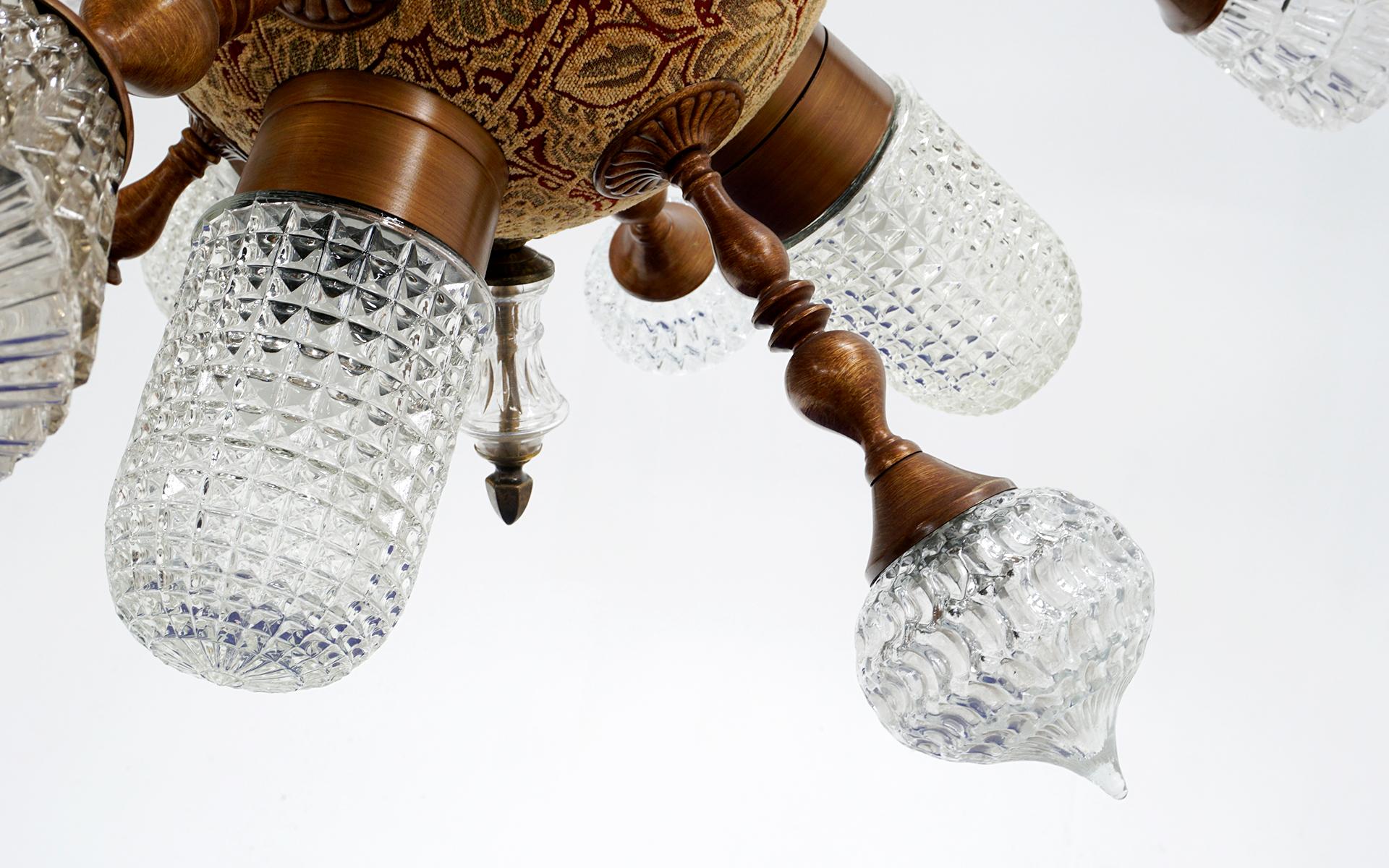 Américain Lustre unique en laiton et verre, 18 globes en verre Ornamental, Excellent en vente