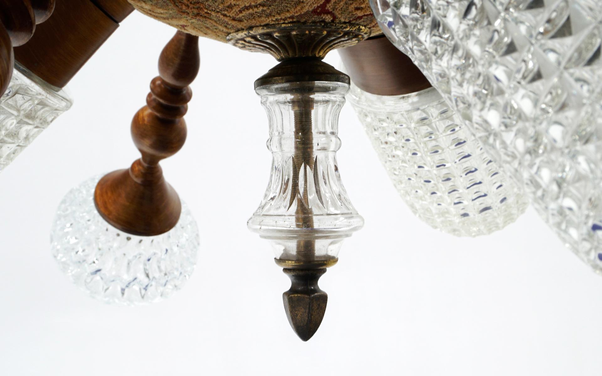 Fin du 20e siècle Lustre unique en laiton et verre, 18 globes en verre Ornamental, Excellent en vente