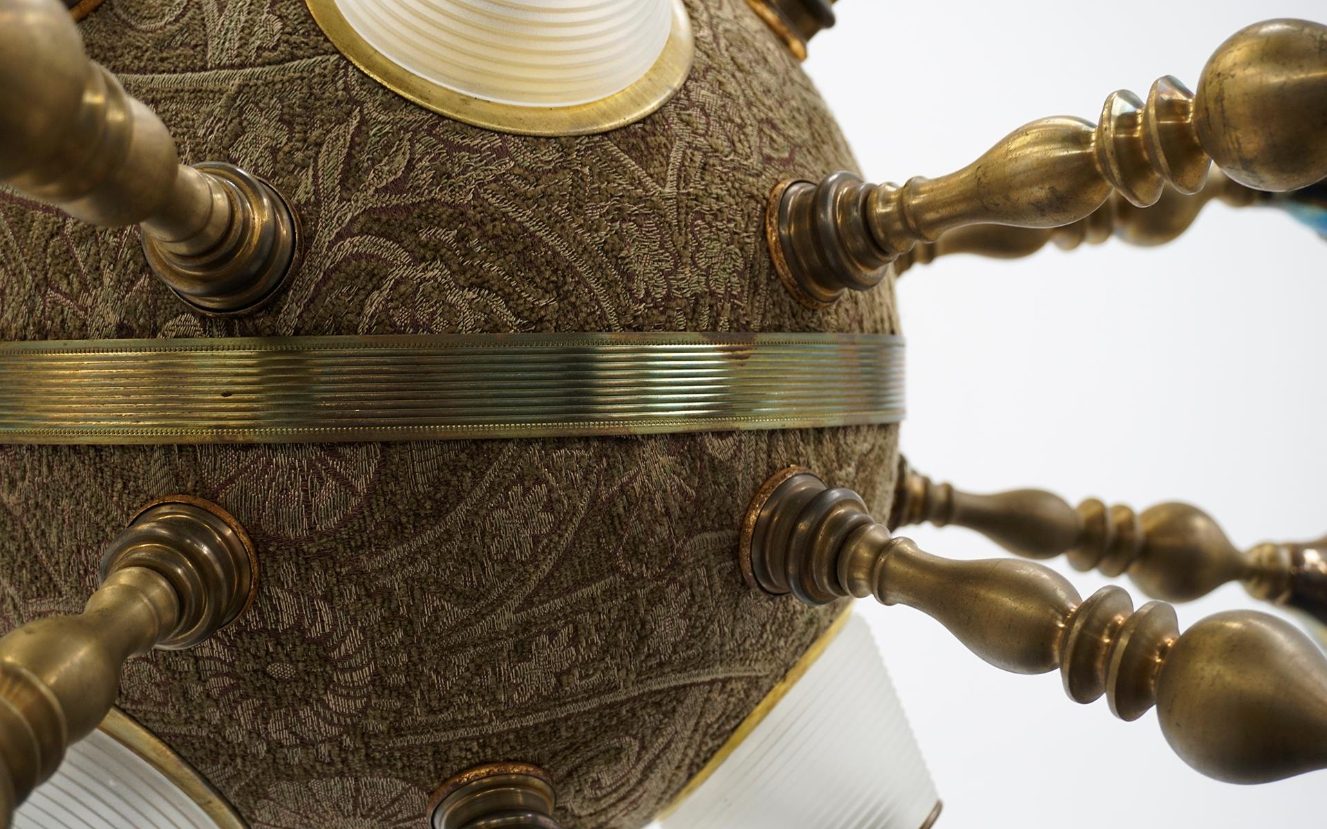 Americano Lampadario in ottone e vetro unico nel suo genere, 18 bracci in stile Sputnik, 25 luci in totale in vendita