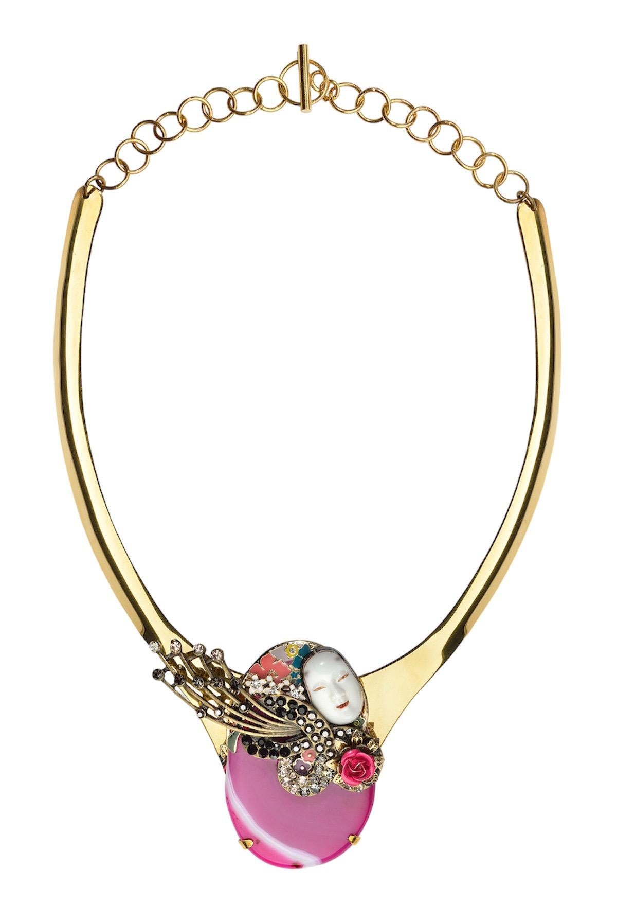 Diese Halskette ist ein Einzelstück, das für Ludmila Navarro, Künstlerin und Schmuckdesignerin, entworfen wurde. Ein vollständig handgefertigtes Schmuckstück, das in einem nachhaltigen Prozess entstanden ist, bei dem sie verschiedene antike und