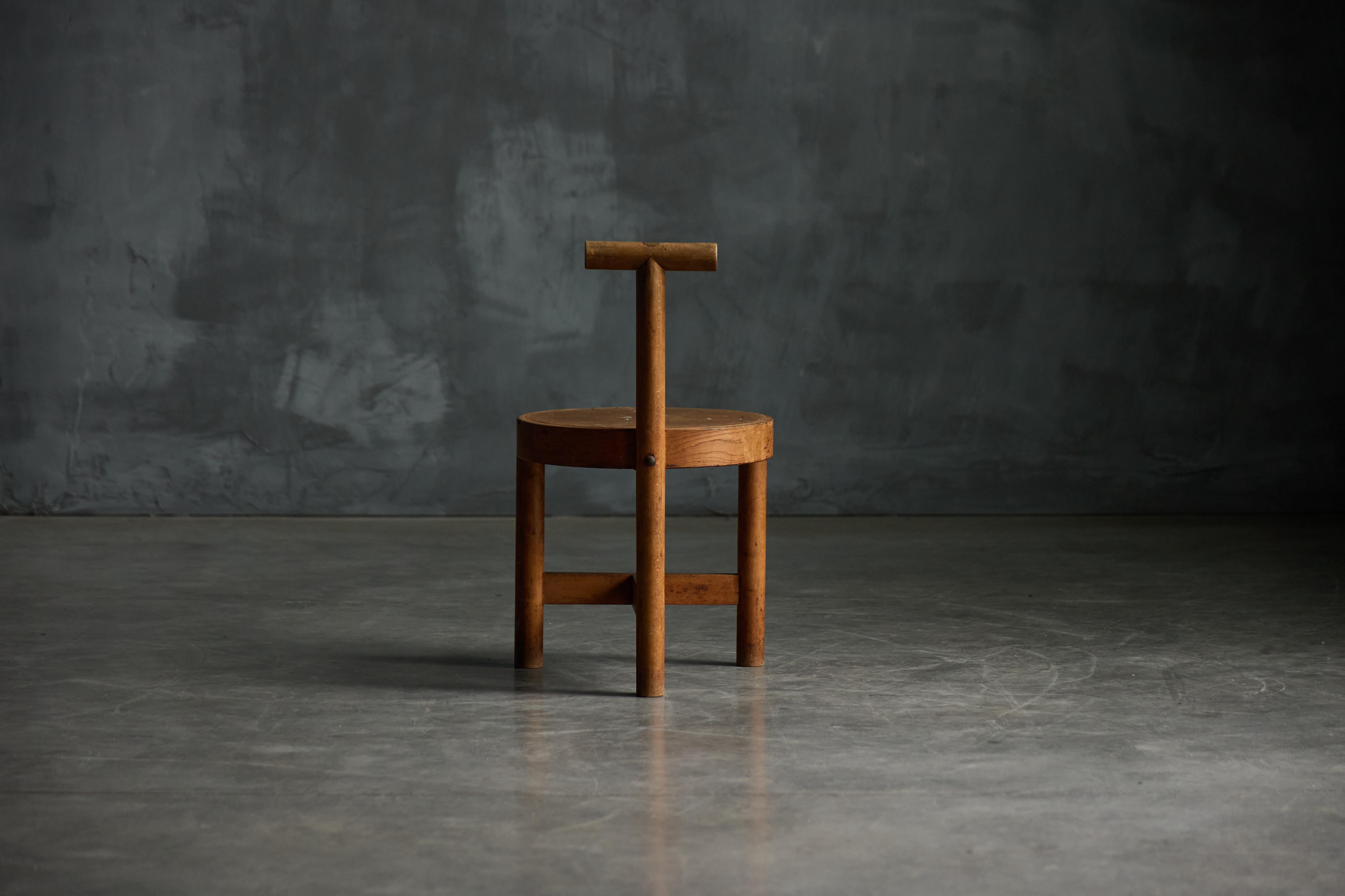 Ein einzigartiger Prototyp eines Hockers von Johan Rutjes & Wim den Boon, der skulpturale Präsenz mit funktionalem Design verbindet. Die kühne T-förmige Rückenlehne und der runde Sitz bilden eine markante, architektonische Silhouette, die aus