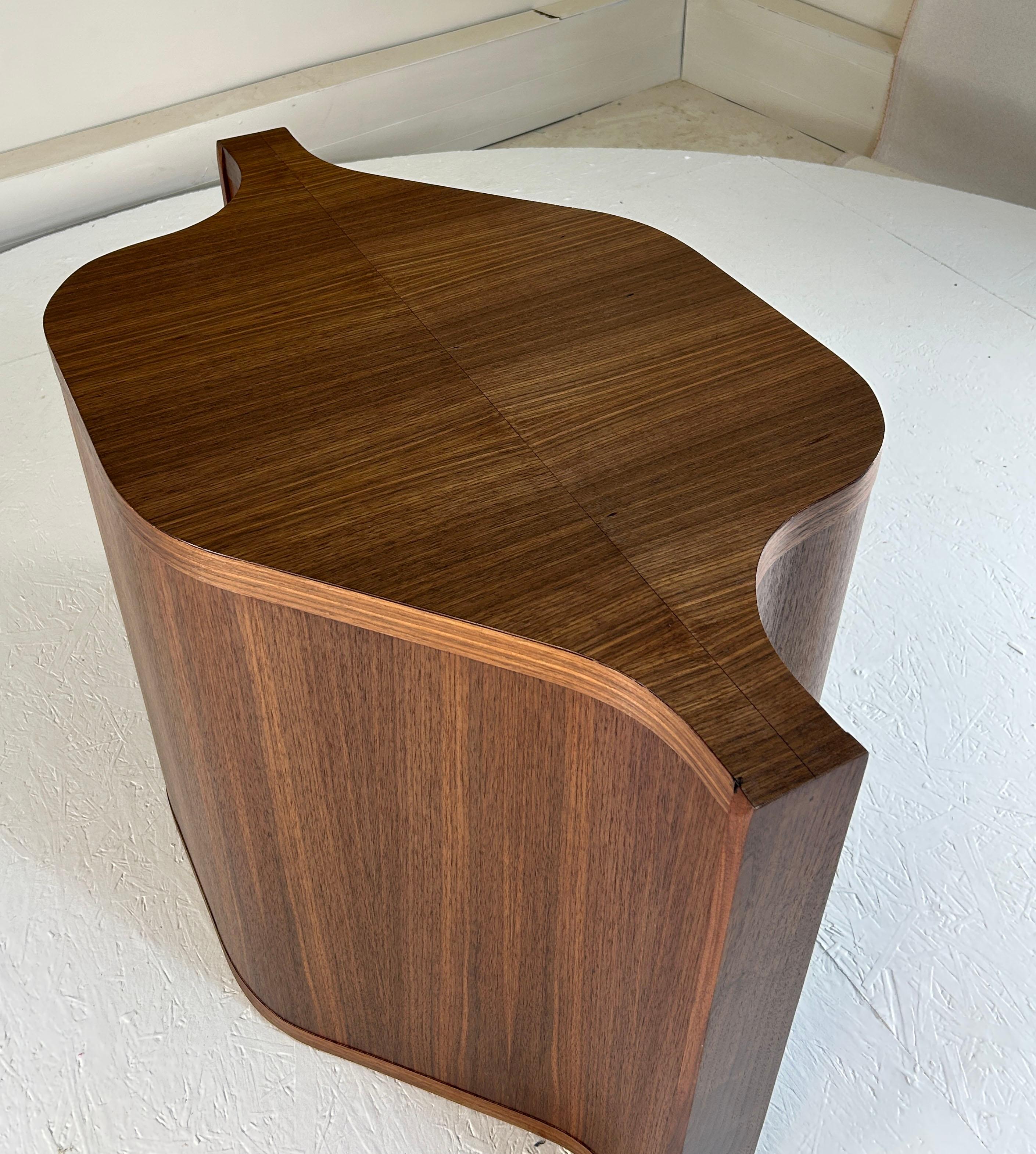 One off Table de salle à manger ovale en noyer radial en vente 2