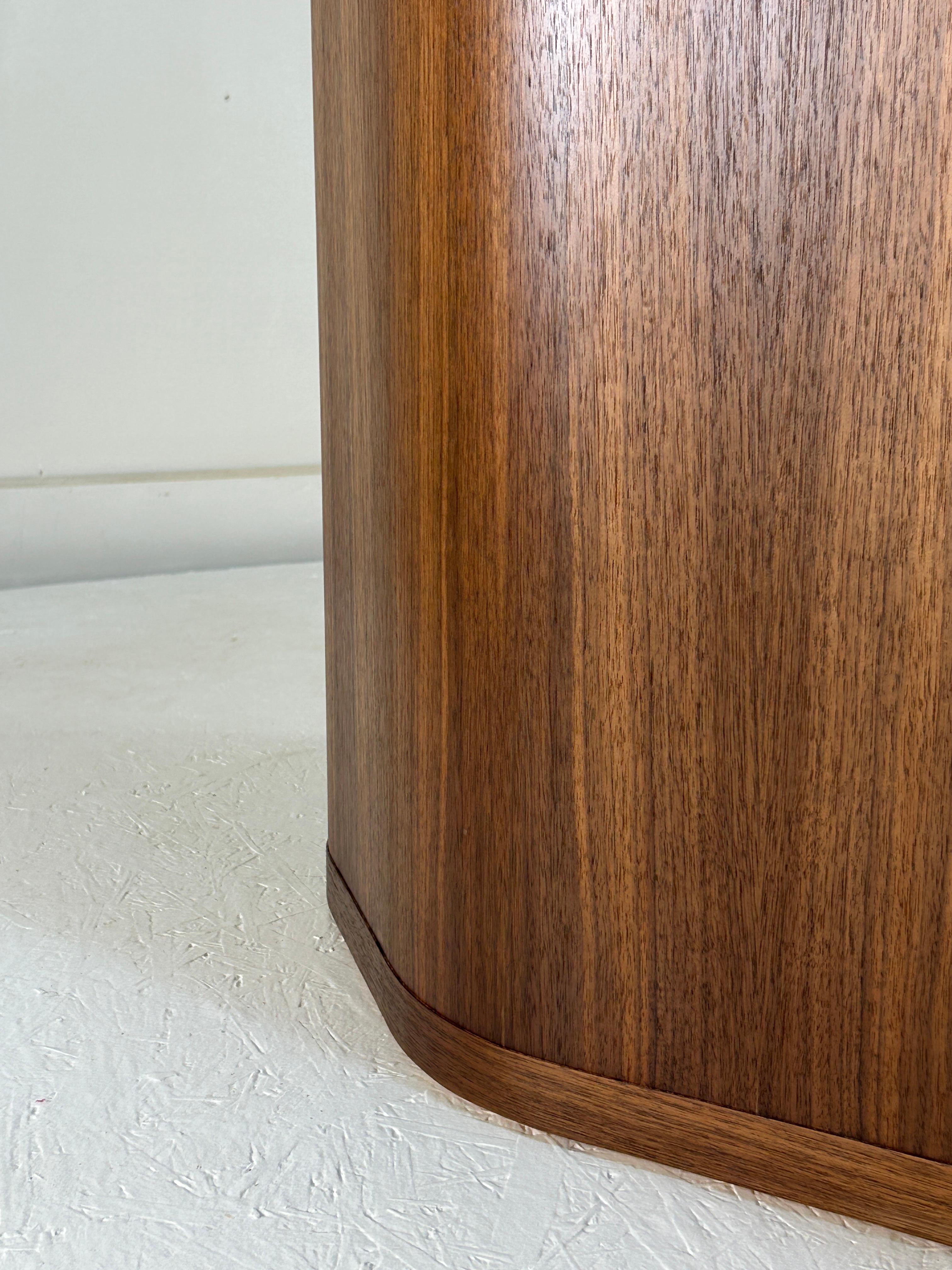 One off Table de salle à manger ovale en noyer radial en vente 4