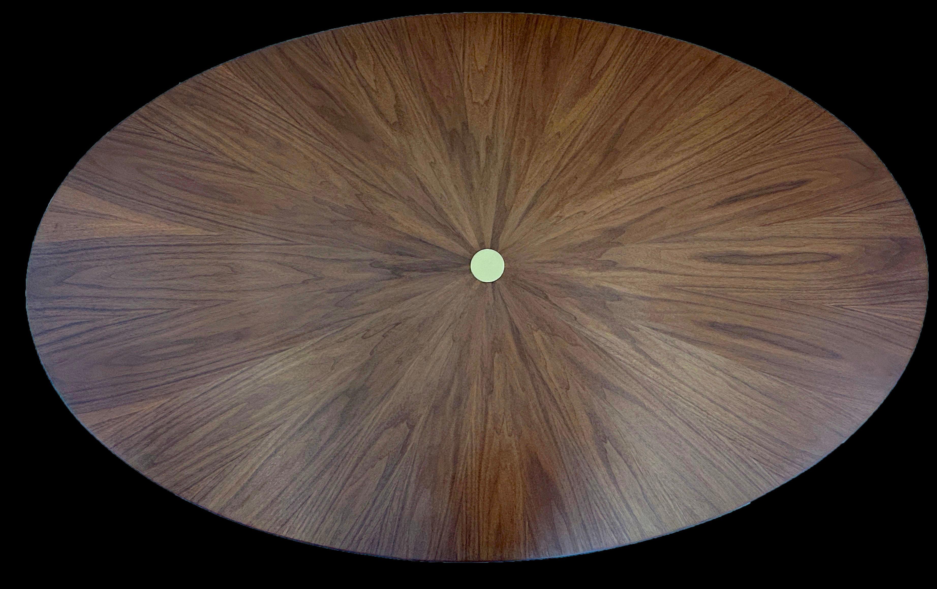 Américain One off Table de salle à manger ovale en noyer radial en vente