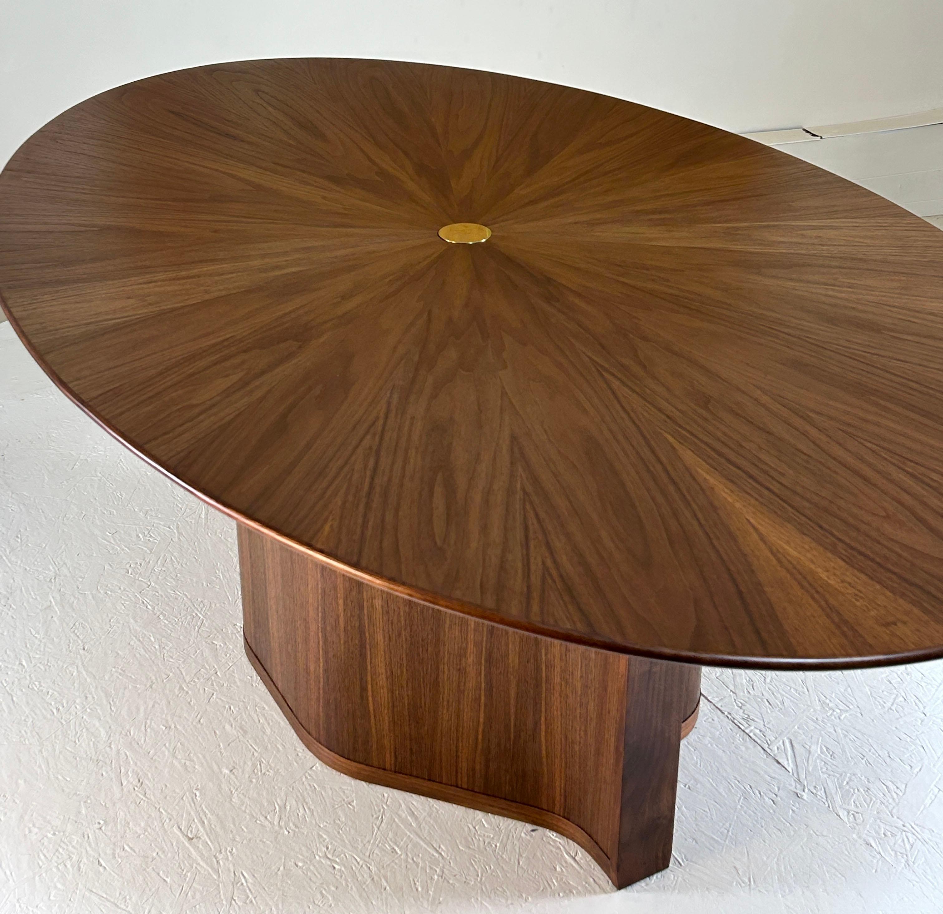 One off Table de salle à manger ovale en noyer radial Neuf - En vente à South Charleston, WV