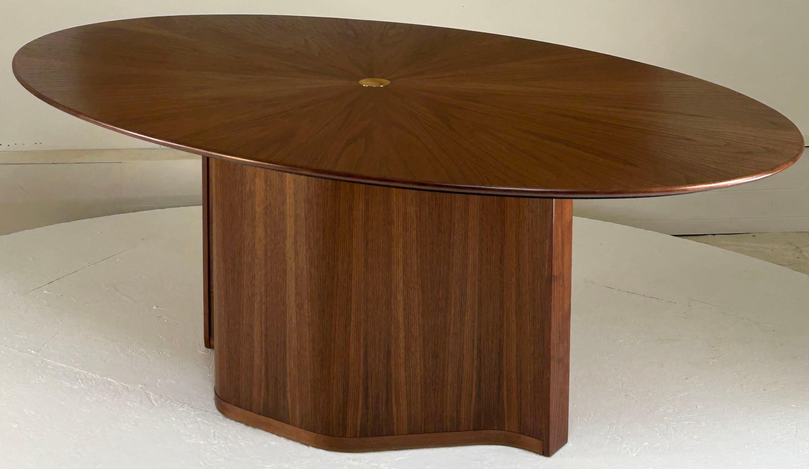 XXIe siècle et contemporain One off Table de salle à manger ovale en noyer radial en vente