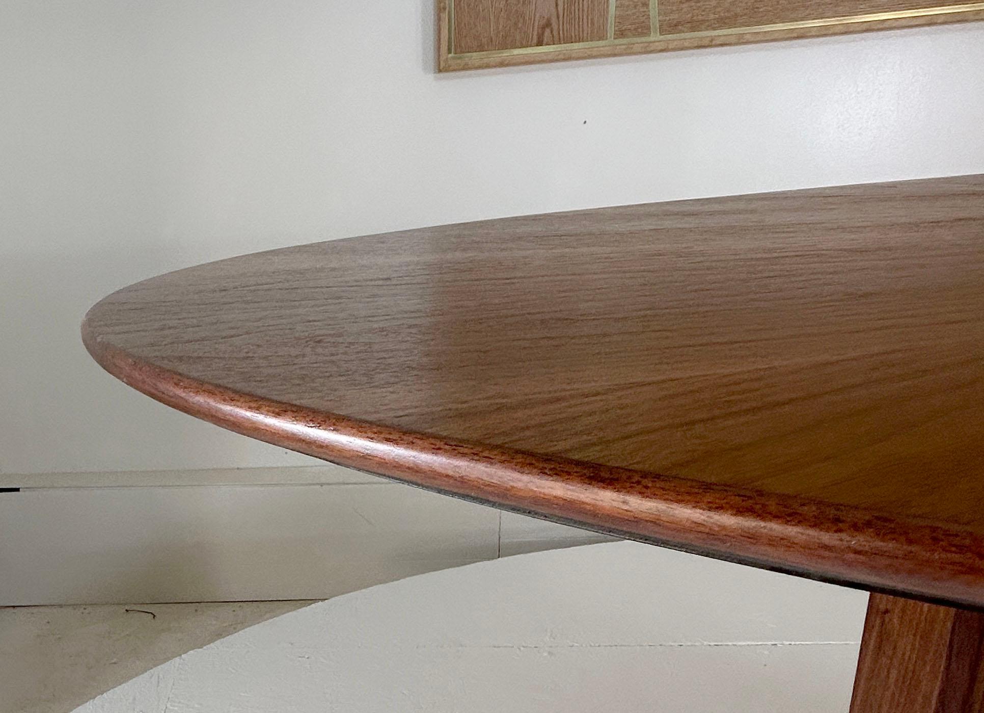 Noyer One off Table de salle à manger ovale en noyer radial en vente