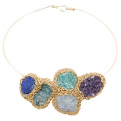 Collier ras du cou coloré avec pierres brutes uniques de l'artiste