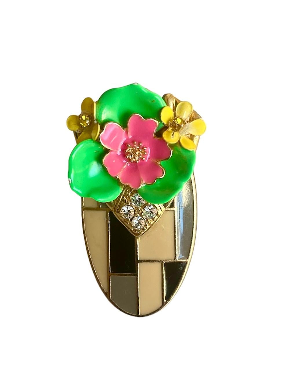 Il s'agit d'une pièce unique créée par Ludmila Navarro, artiste et créatrice de bijoux. Une bague entièrement faite à la main qui a été créée à partir d'un processus durable au cours duquel elle récupère et améliore plusieurs bijoux et éléments