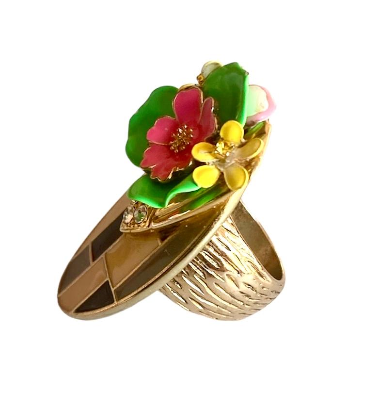 Artisan Anneau unique. Fait à la main et fortement recyclé. Bronze, cristal et pièces vintage. 16mm. en vente