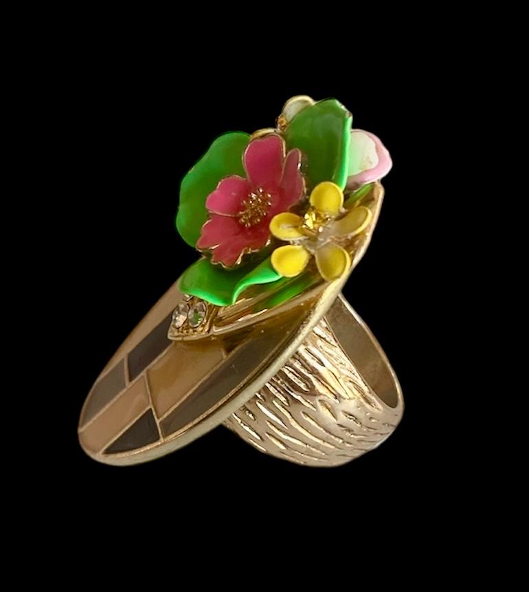 Anneau unique. Fait à la main et fortement recyclé. Bronze, cristal et pièces vintage. 16mm. en vente 2