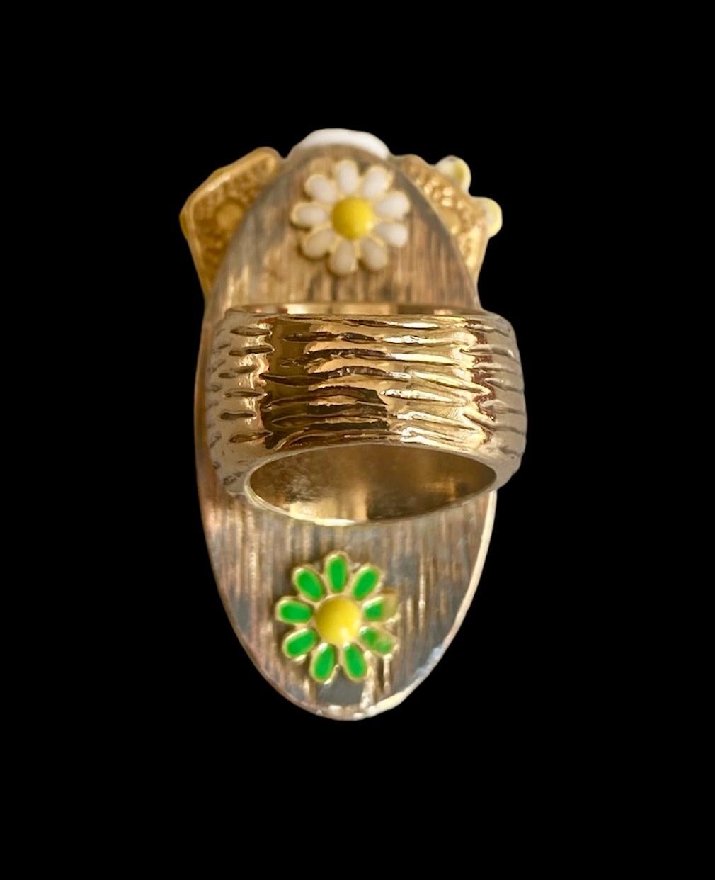 Anneau unique. Fait à la main et fortement recyclé. Bronze, cristal et pièces vintage. 16mm. en vente 3
