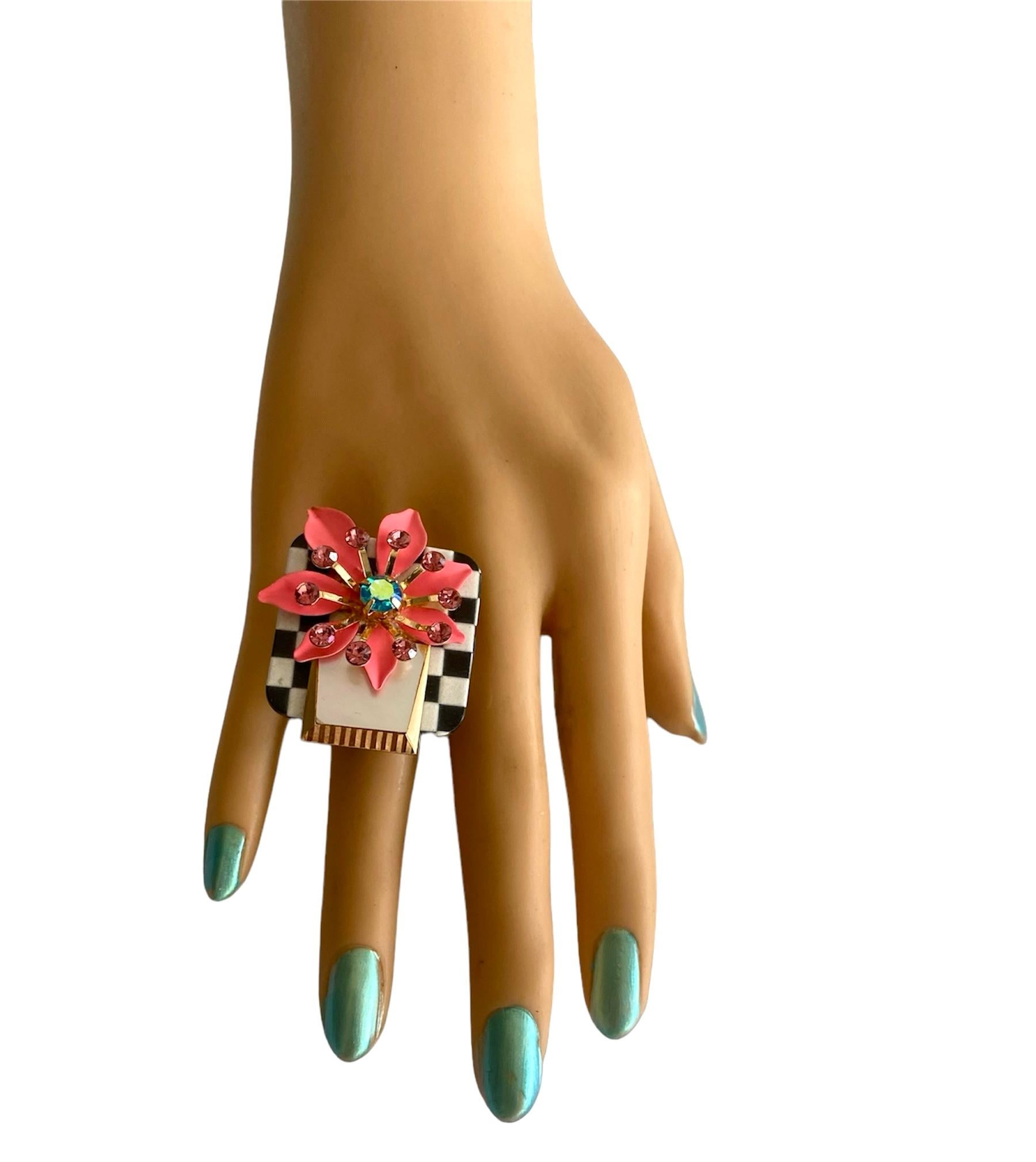 Questo è un pezzo unico creato da Ludmila Navarro, artista e designer di gioielli. Un anello totalmente fatto a mano che nasce da un processo sostenibile durante il quale l'artista recupera e migliora diversi gioielli ed elementi antichi e vintage