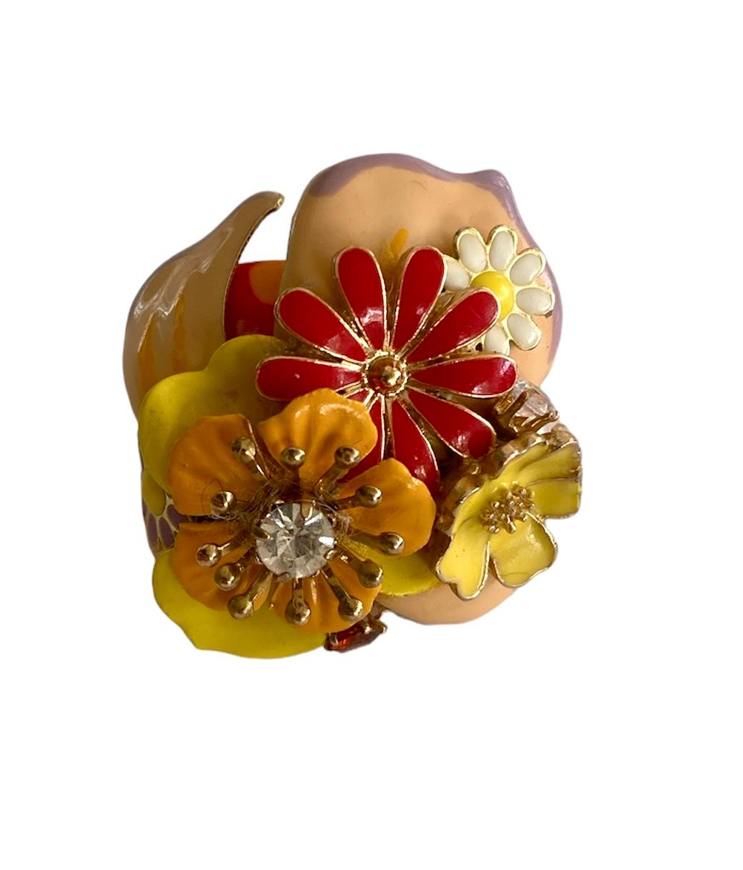 Questo è un pezzo unico creato da Ludmila Navarro, artista e designer di gioielli. Un anello totalmente fatto a mano che nasce da un processo sostenibile durante il quale l'artista recupera e migliora diversi gioielli ed elementi antichi e vintage