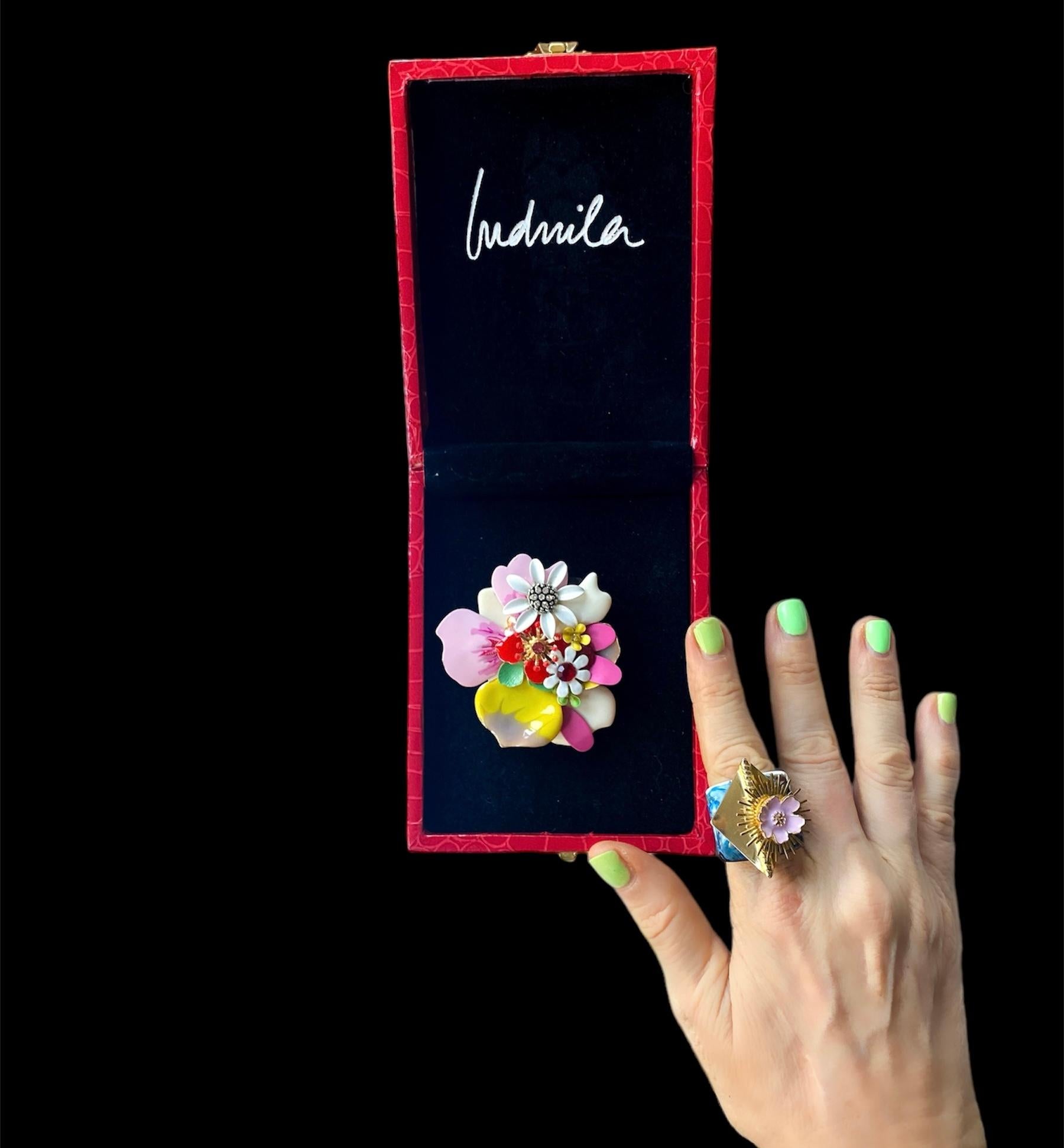 One Off Ring. Handmade & High Upcycling. Resin, Crystal & Vintage Pieces. 18mm. For Sale 8