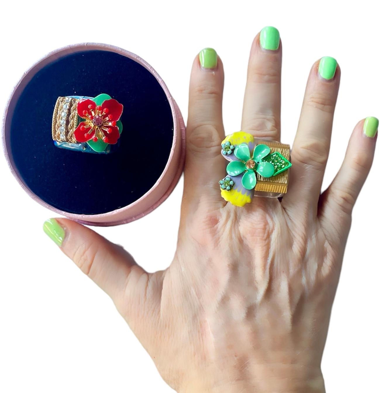 Questo è un pezzo unico creato da Ludmila Navarro, artista e designer di gioielli. Un anello totalmente fatto a mano che nasce da un processo sostenibile durante il quale l'artista recupera e migliora diversi gioielli ed elementi antichi e vintage
