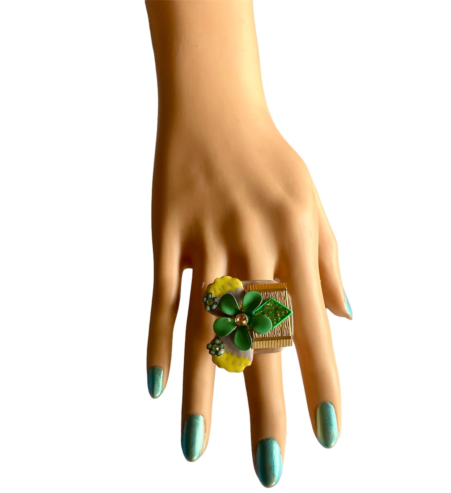Donna Anello unico. Handmade & High Upcycling. Pezzi in resina, cristallo e vintage. 18 mm. in vendita