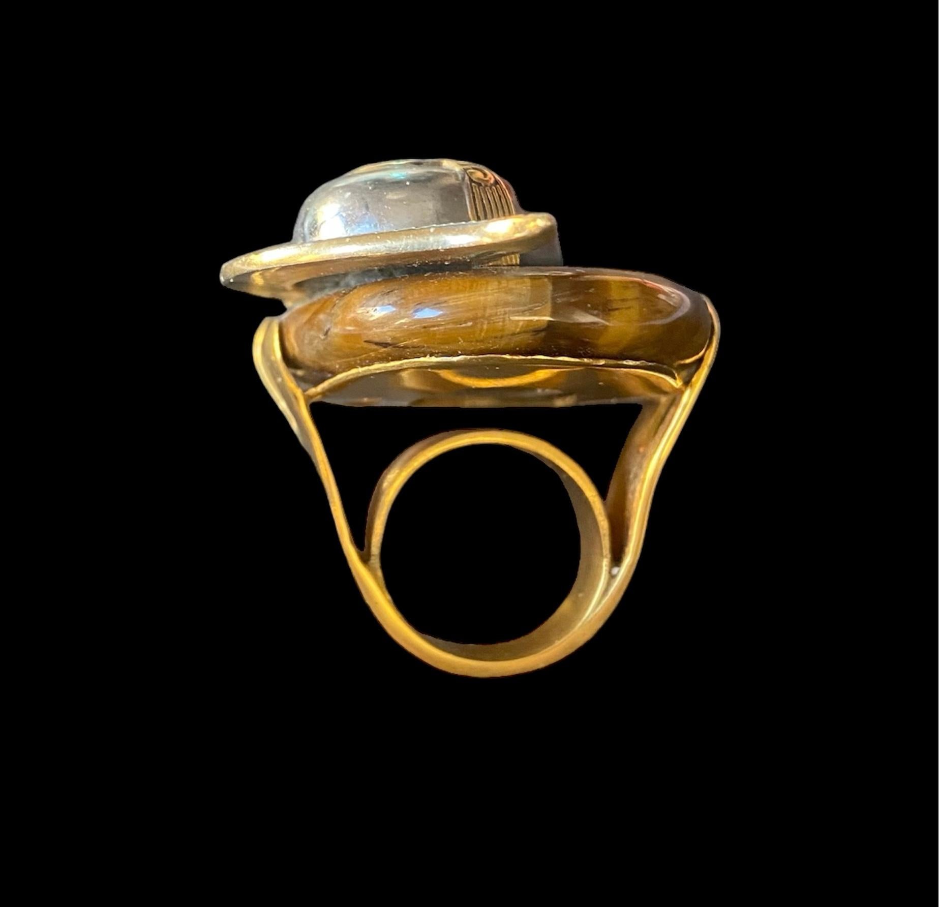 Anello unico. Upcycling elevato. Quarzo, bronzo placcato oro e elementi vintage. in vendita 5