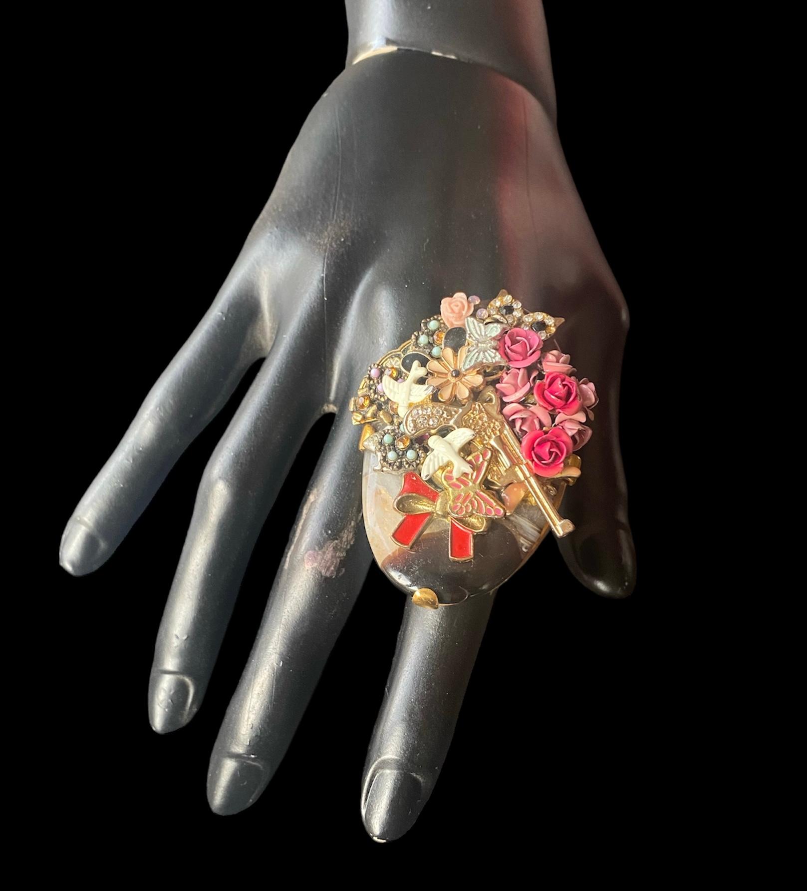 Anillo Único. High Upcycling. Cuarzo, bronce chapado en oro y elementos vintage. en venta 9