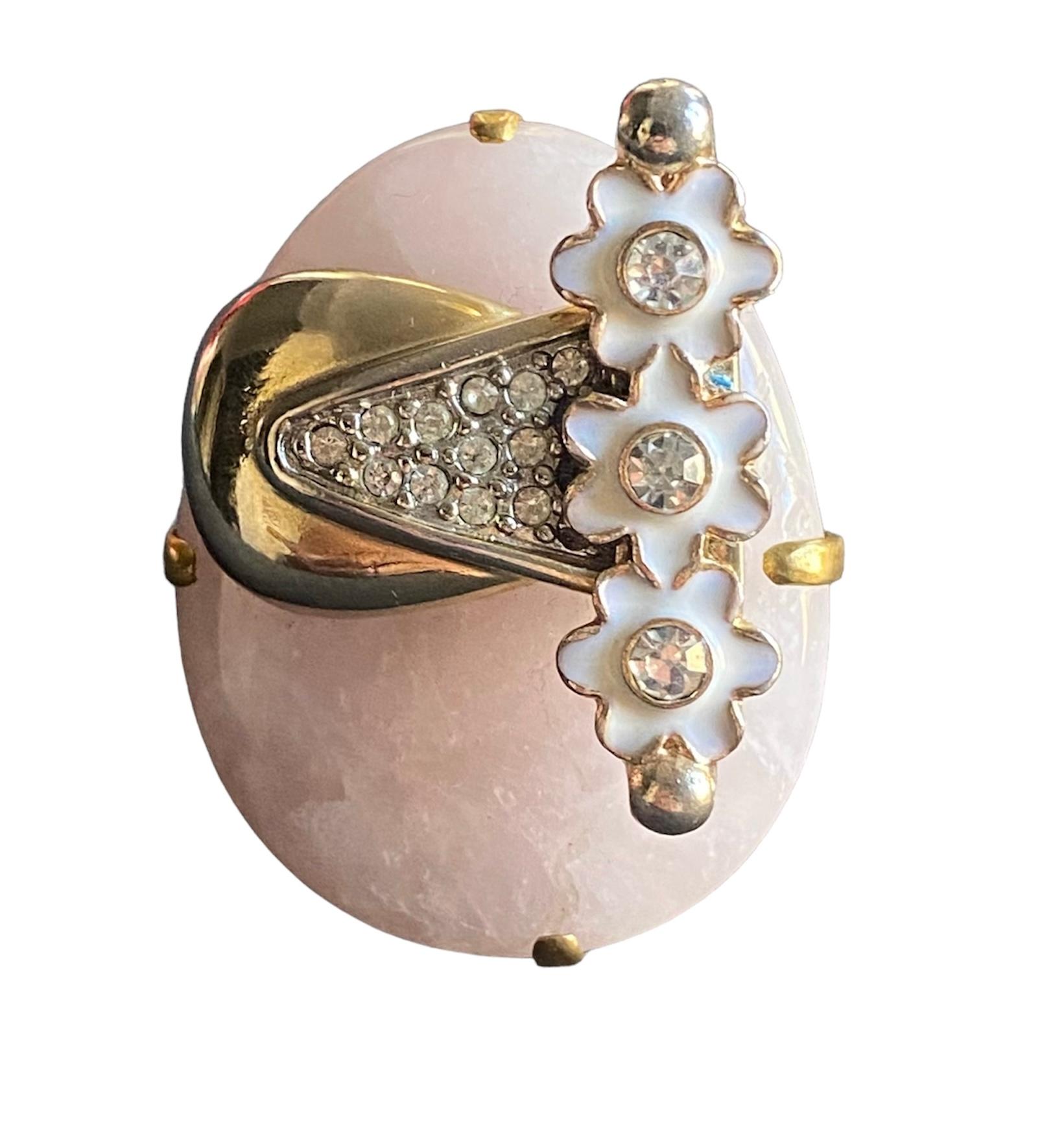 This is a unique piece created for Ludmila Navarro, fine artist & jewellery designer. A totally handmade jewel which it was created from a sustainable process during which she recovers and improves several antique and vintage jewels and elements