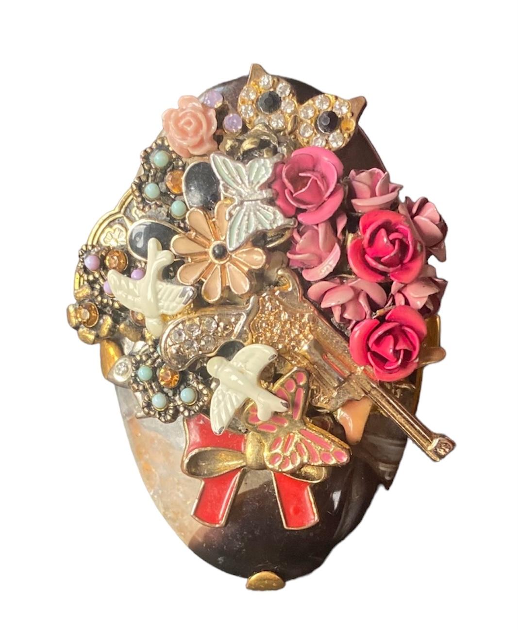 Se trata de una pieza única creada para Ludmila Navarro, artista plástica y diseñadora de joyas. Una joya totalmente artesanal que fue creada a partir de un proceso sostenible durante el cual recupera y mejora varias joyas y elementos antiguos y