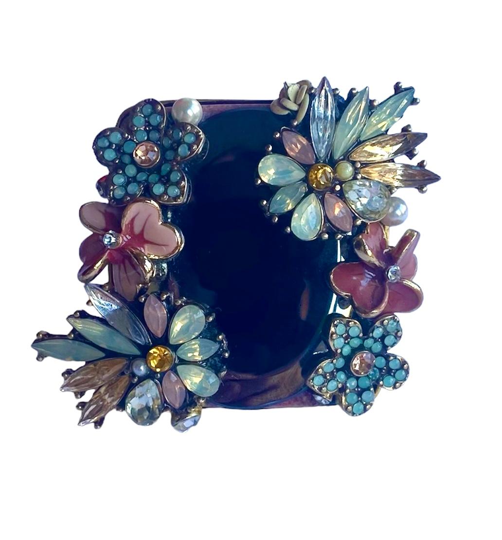 This is a unique piece created for Ludmila Navarro, fine artist & jewellery designer. A totally handmade jewel which it was created from a sustainable process during which she recovers and improves several antique and vintage jewels and elements